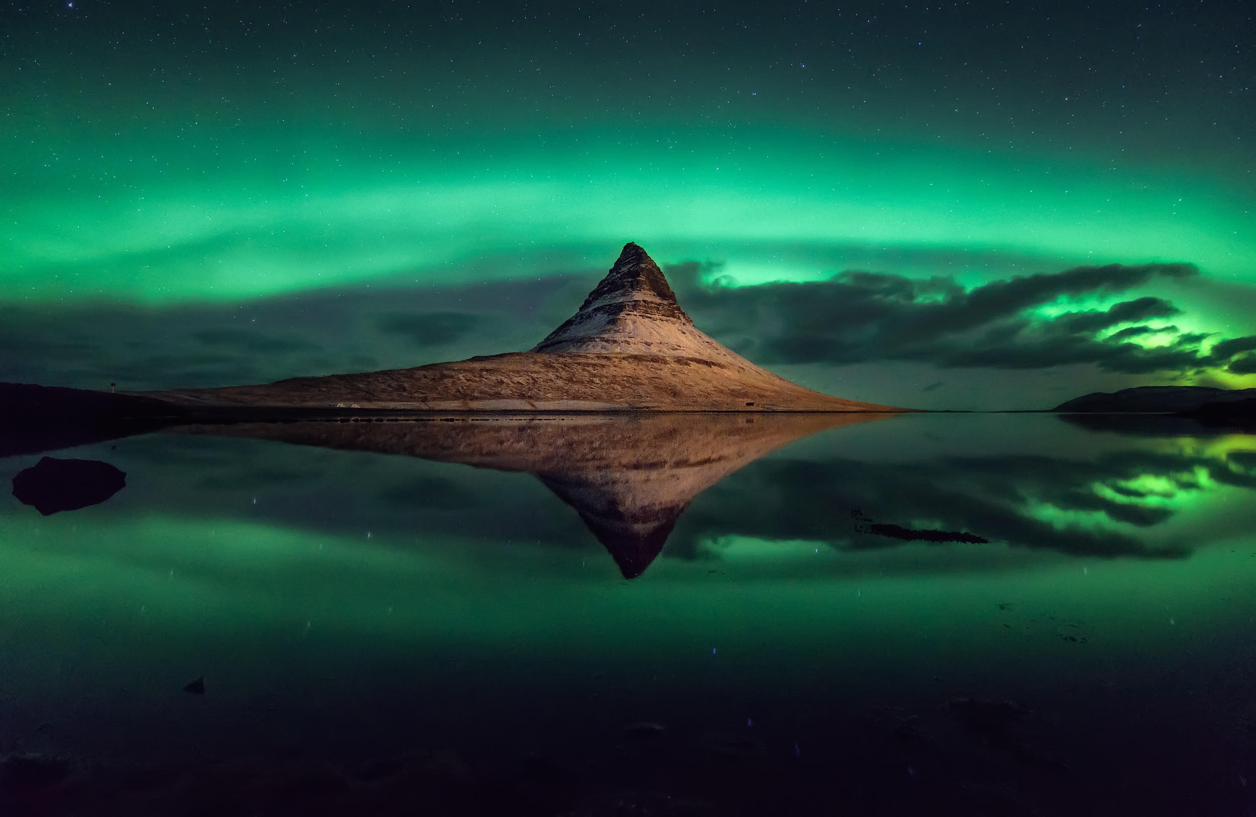 1004104 скачать обои северное сияние, земля/природа, киркьюфетль, исландия, гора, отражение, звезды - заставки и картинки бесплатно