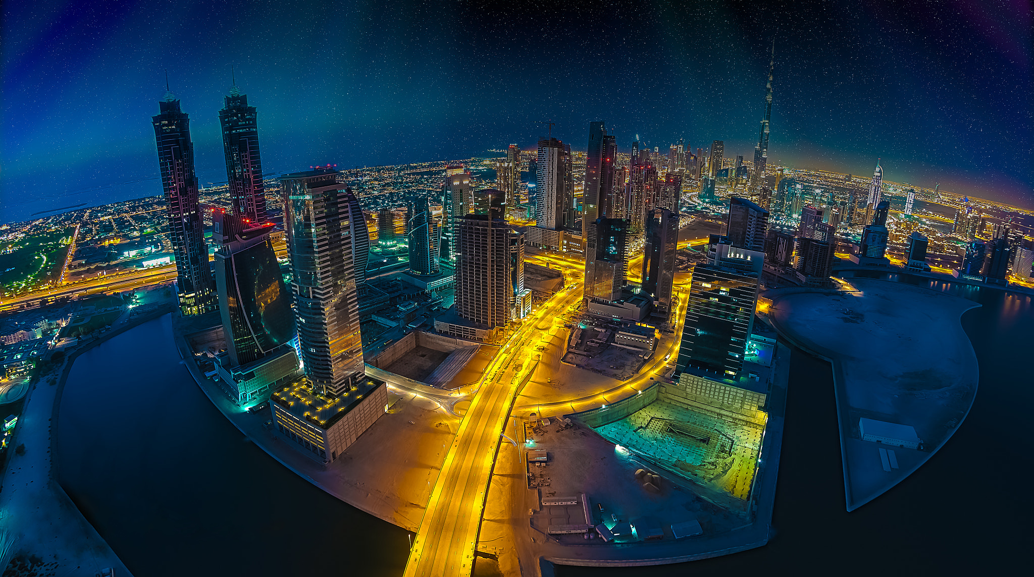 Скачать картинку Города, Ночь, Город, Свет, Дубай, Городской Пейзаж, Рыбий Глаз, Антенна, Объединённые Арабские Эмираты, Сделано Человеком в телефон бесплатно.