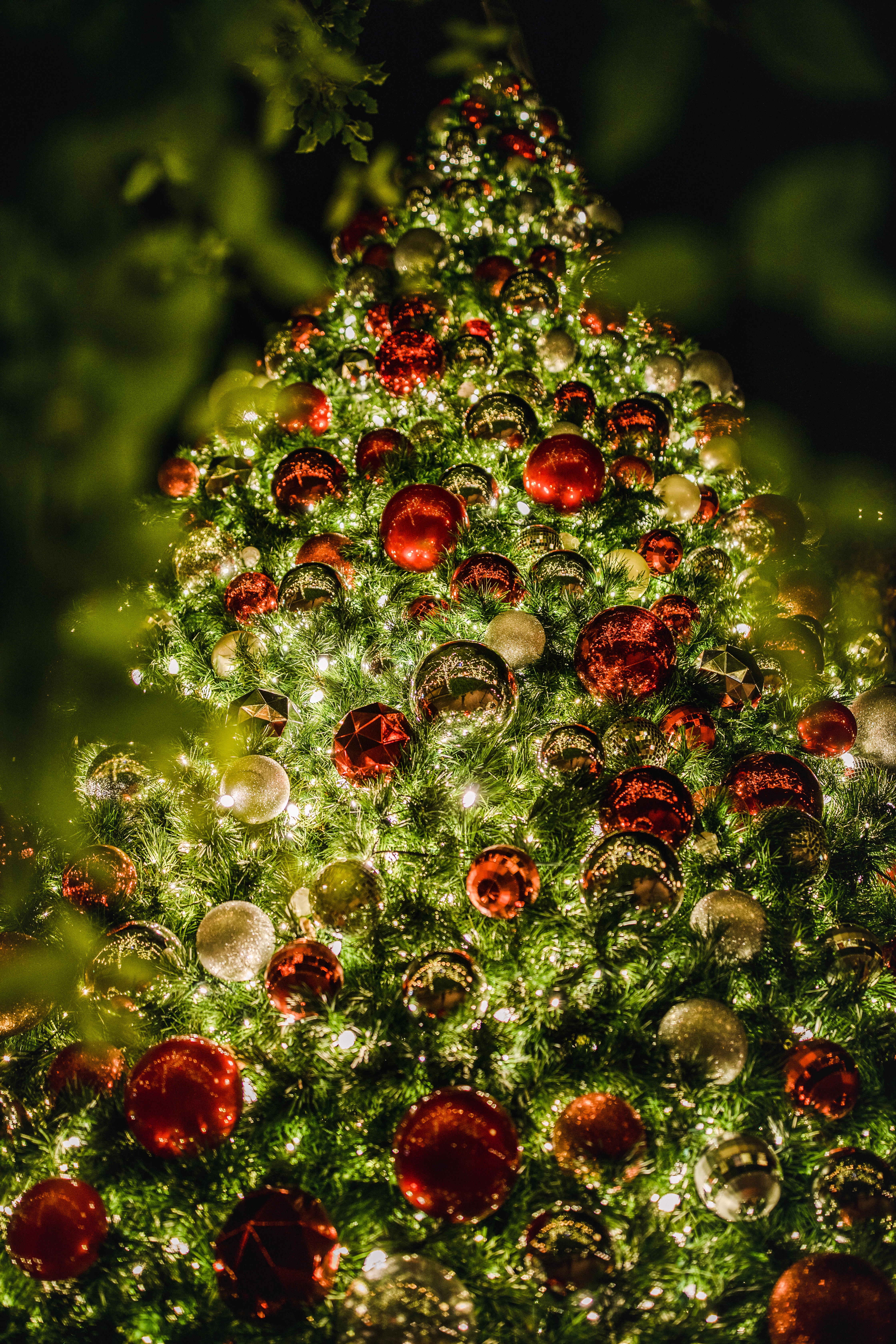 120390 descargar imagen vacaciones, año nuevo, decoraciones, navidad, árbol de navidad, guirnalda, pelotas, bolas, guirnaldas: fondos de pantalla y protectores de pantalla gratis