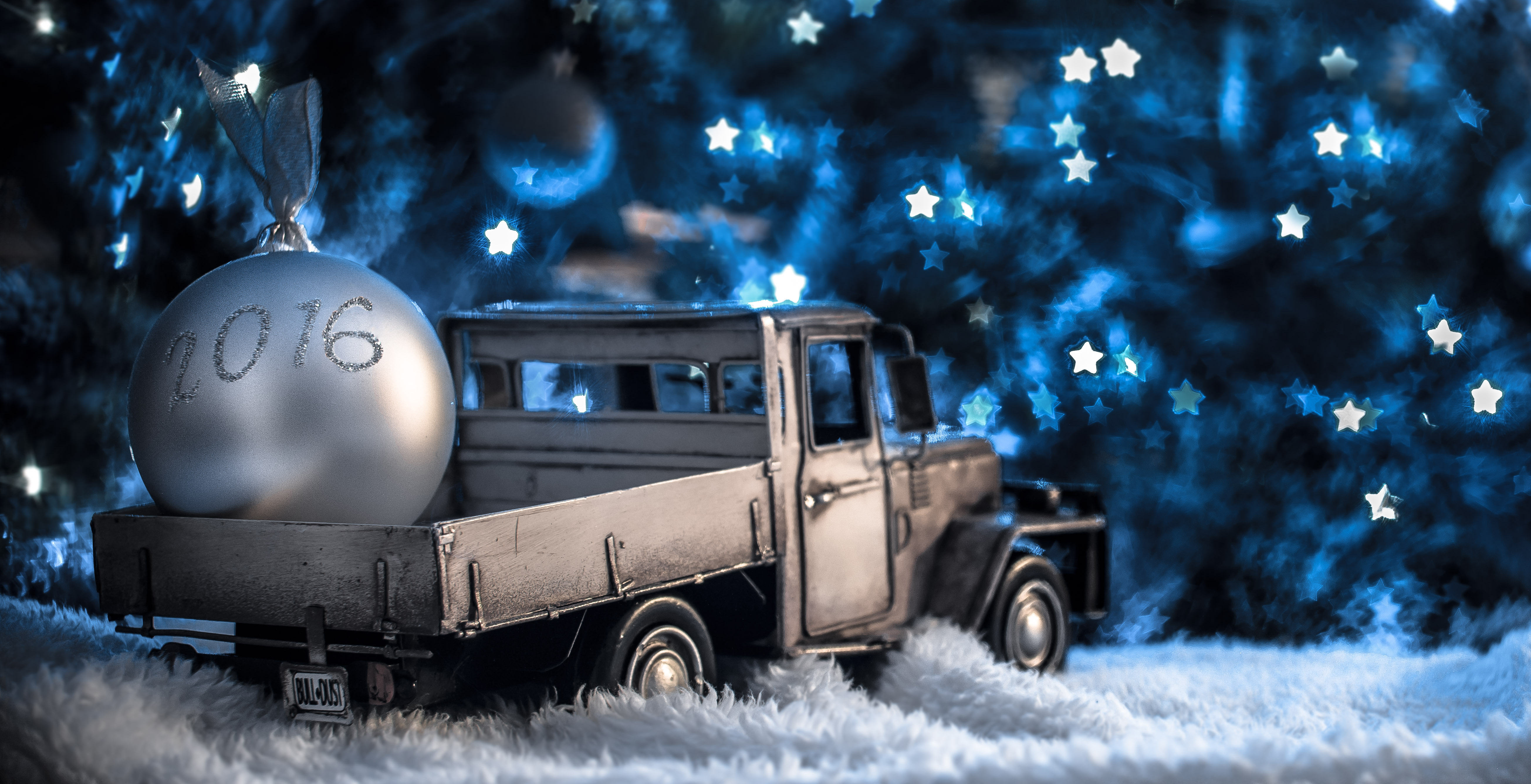 732811 скачать картинку новый год, праздничные, рождество, шар, синий, автомобиль, рождественские украшения, украшение, новый год 2016, звезды, игрушка - обои и заставки бесплатно