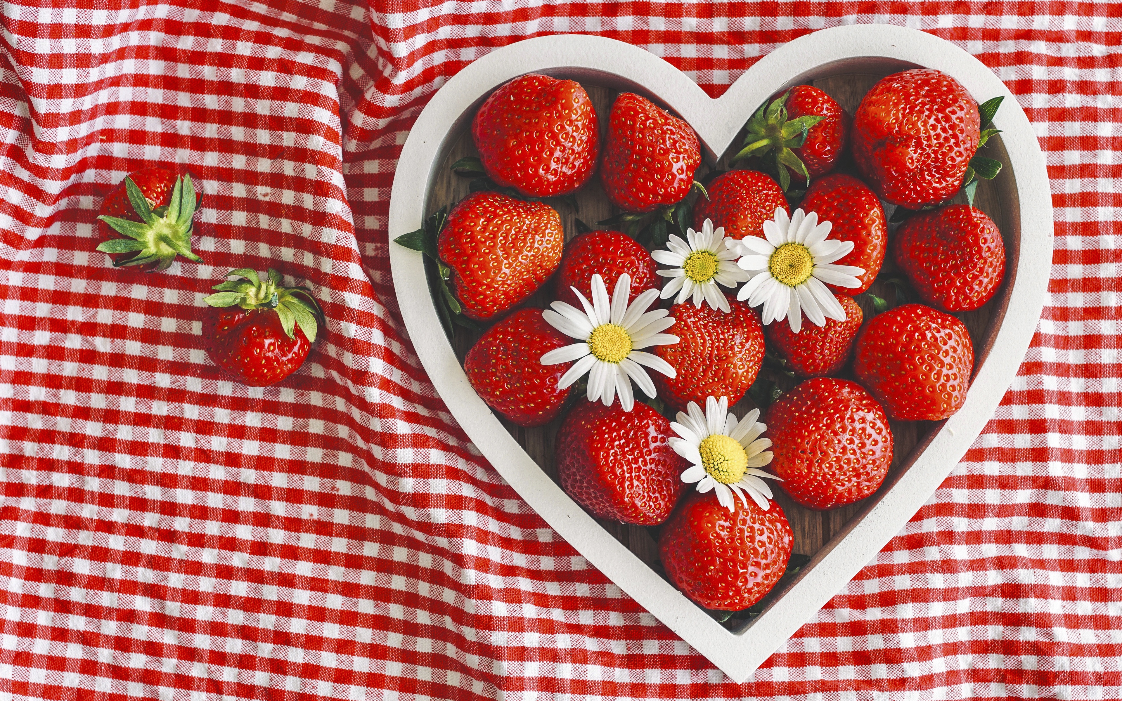 Handy-Wallpaper Erdbeere, Blume, Frucht, Nahrungsmittel, Früchte, Echte Kamille kostenlos herunterladen.