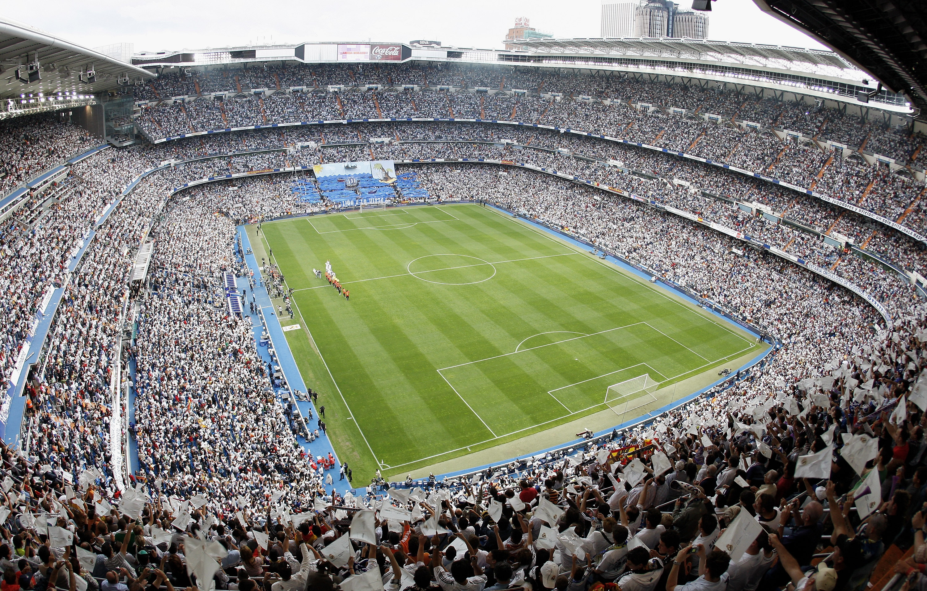 Скачать картинку Футбольный, Виды Спорта, Фк Реал Мадрид, Стадион Сантьяго Бернабеу в телефон бесплатно.