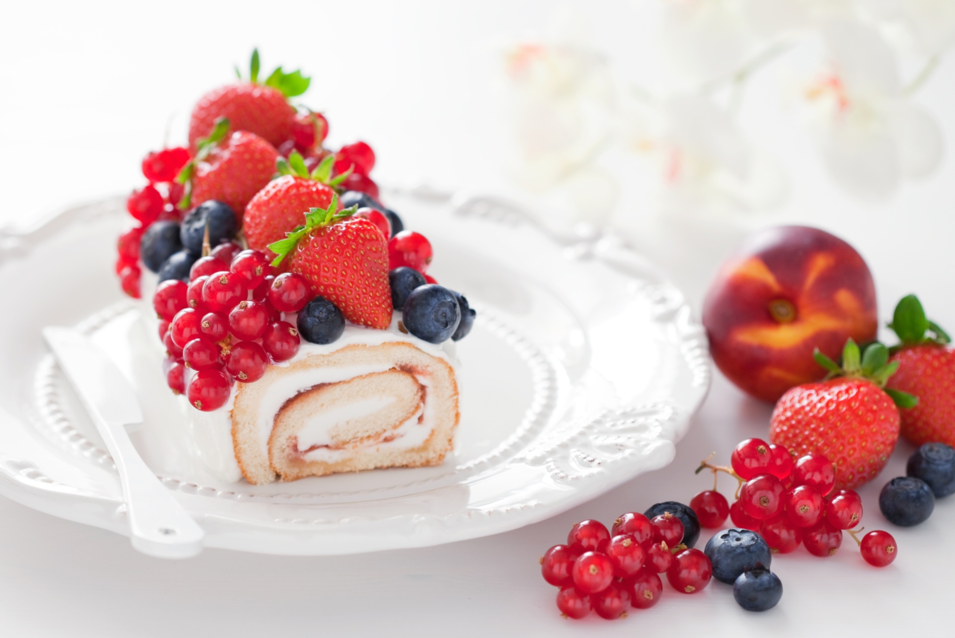 Handy-Wallpaper Erdbeere, Dessert, Gebäck, Frucht, Heidelbeere, Nahrungsmittel, Johannisbeeren kostenlos herunterladen.