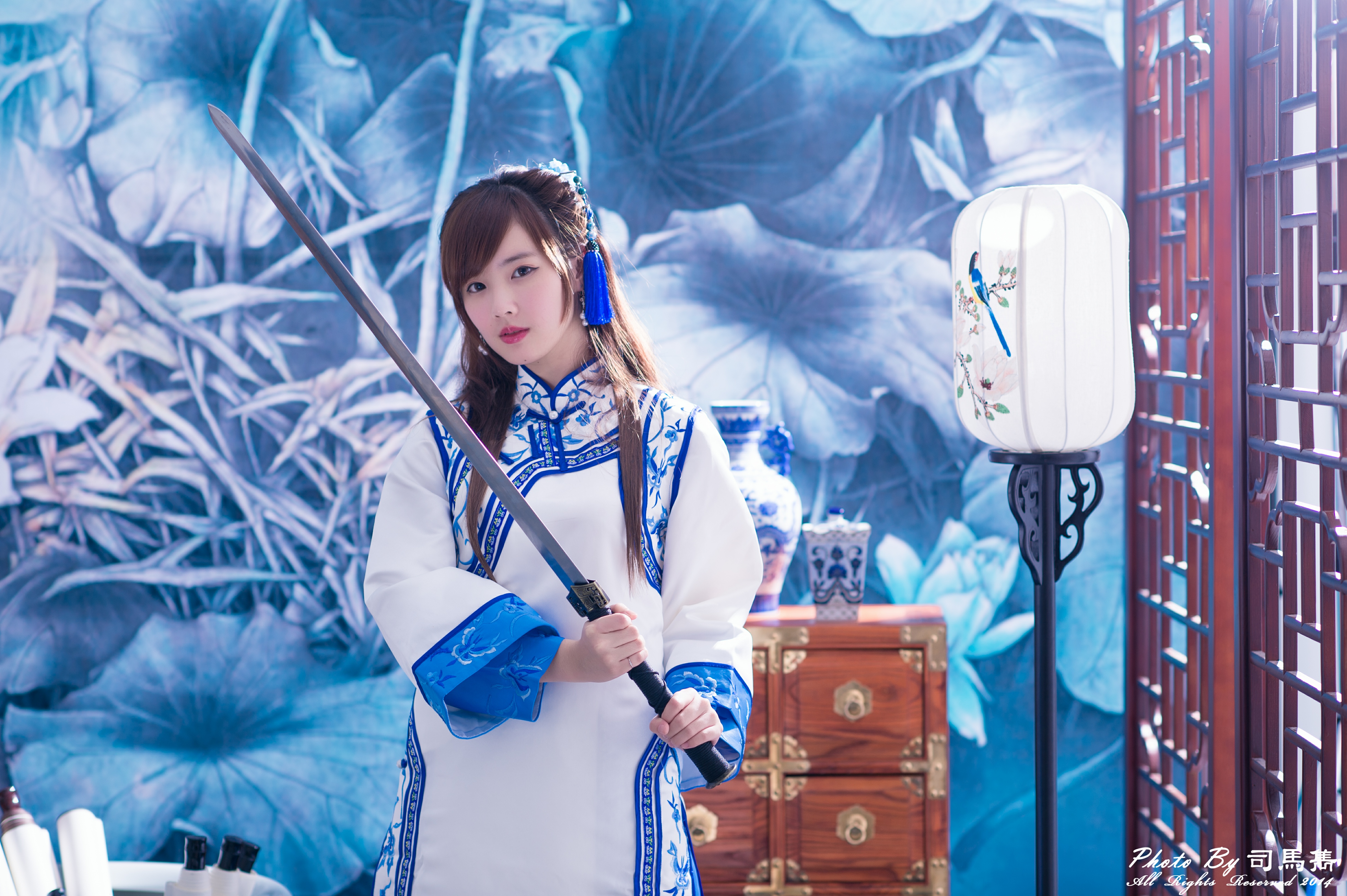 Laden Sie das Laterne, Modell, Frauen, Schwert, Asiatinnen, Taiwanese, Traditionelles Kostüm, Yu Chen Zheng-Bild kostenlos auf Ihren PC-Desktop herunter