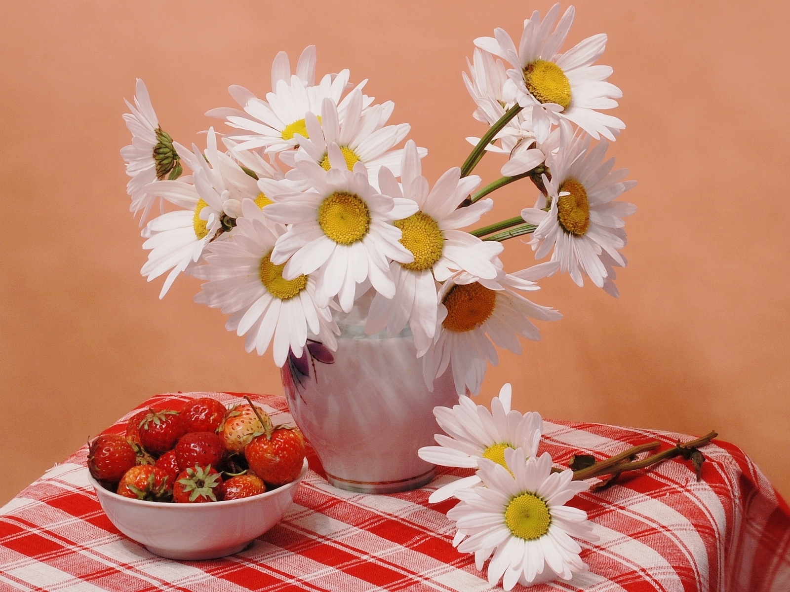 Завантажити шпалери безкоштовно Рослини, Їжа, Полуниця, Ромашки, Квіти картинка на робочий стіл ПК