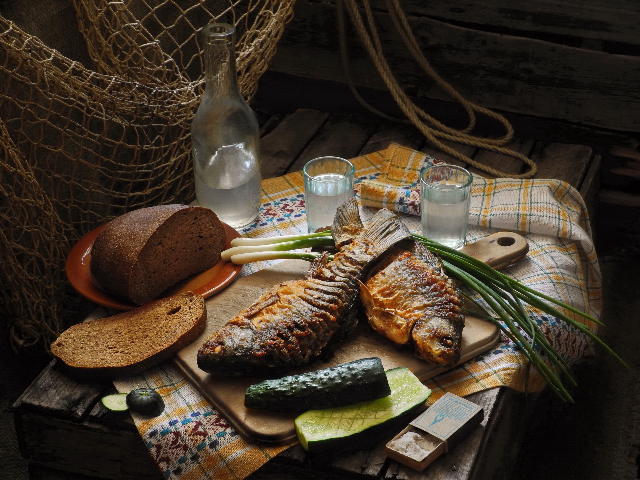 Handy-Wallpaper Fisch, Brot, Meeresfrüchte, Nahrungsmittel, Stillleben, Getränk, Essiggurke kostenlos herunterladen.