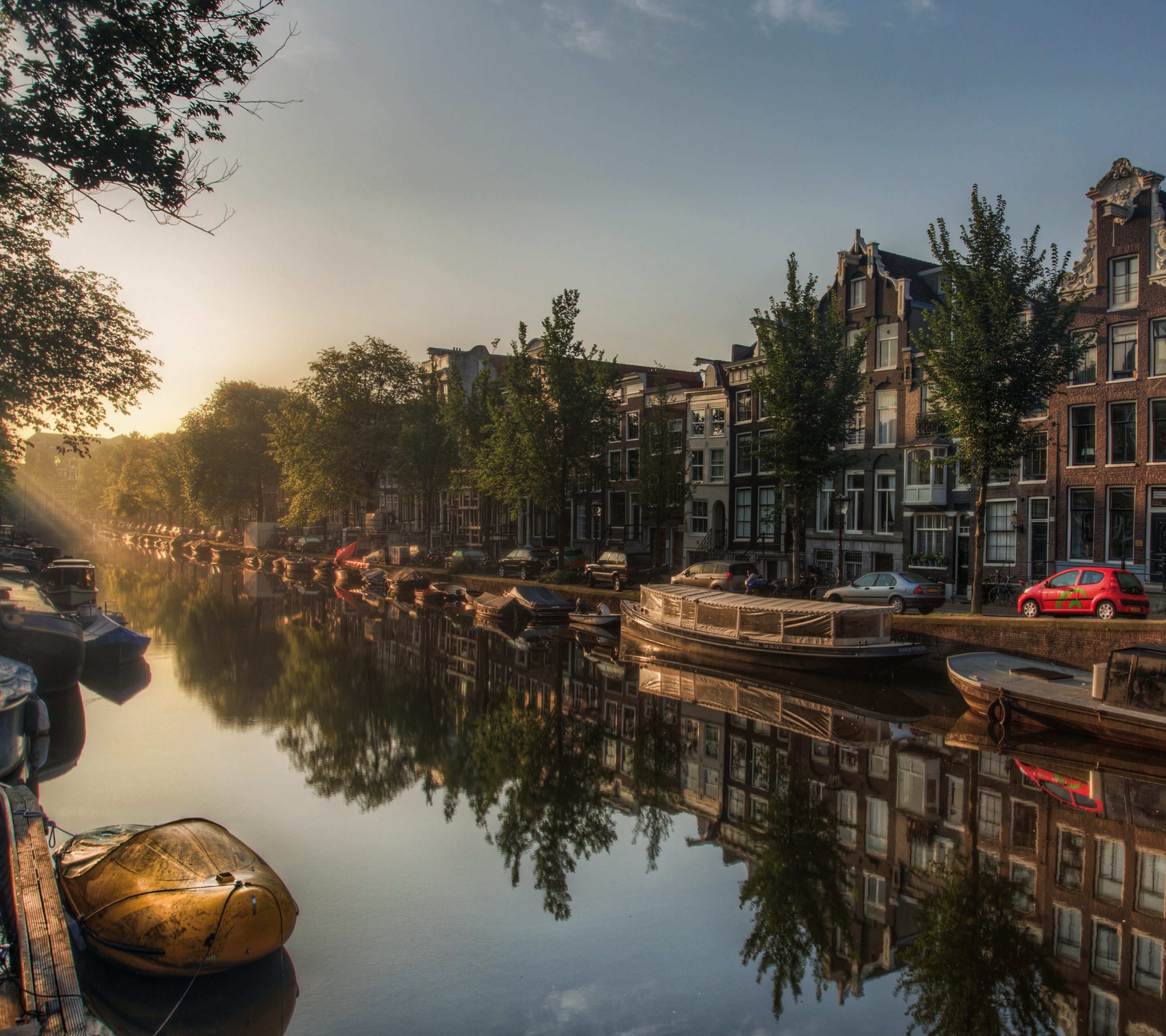 Скачать обои бесплатно Города, Отражение, Лодка, Нидерланды, Канал, Амстердам, Сделано Человеком картинка на рабочий стол ПК
