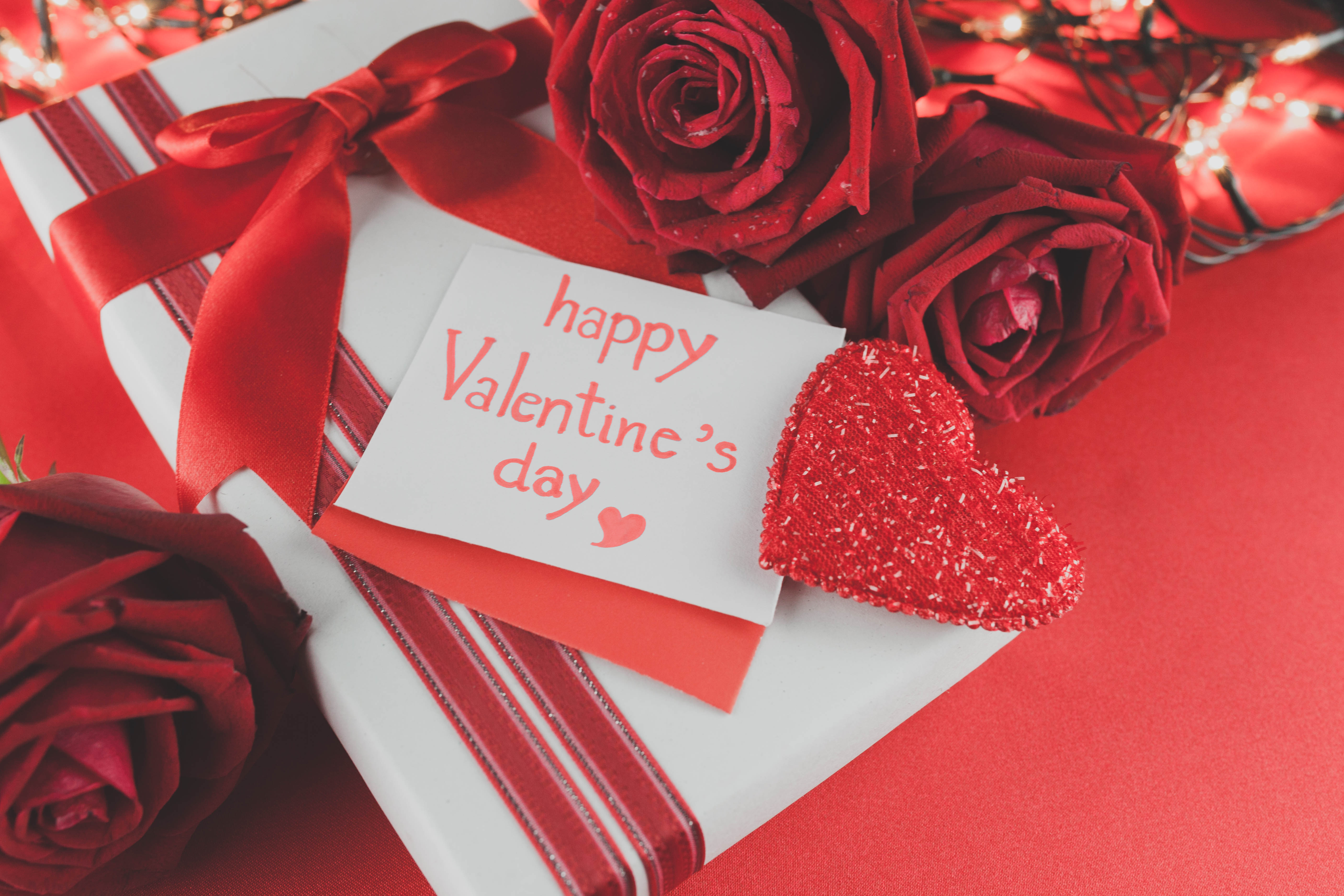 Téléchargez gratuitement l'image Rose, Saint Valentin, Fleur, Vacances, Cadeau, Rose Rouge, Coeur, Joyeuse Saint Valentin sur le bureau de votre PC