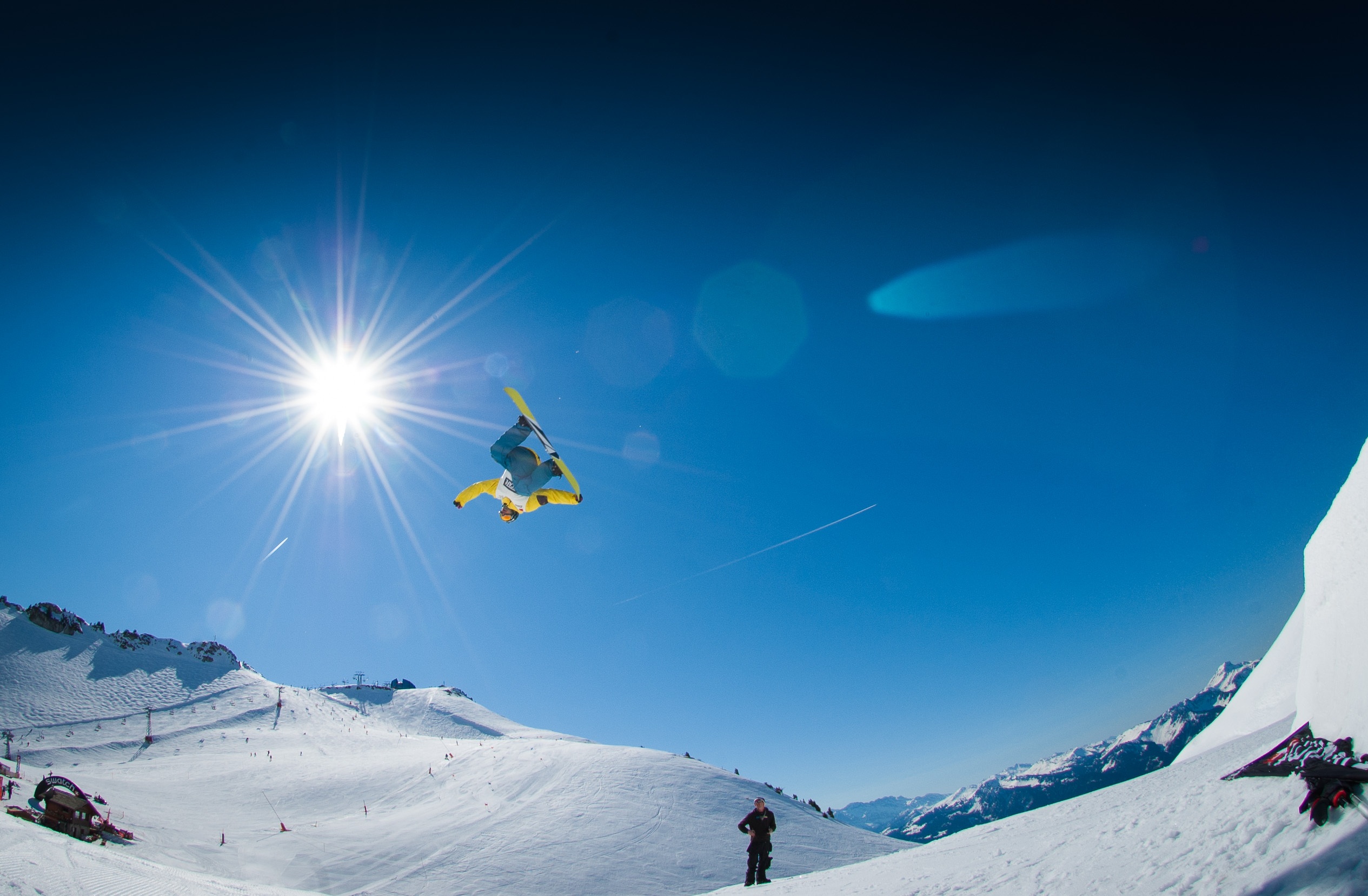107651 скачать картинку сноубордист, сноубординг, спорт, горы, снег, склон - обои и заставки бесплатно