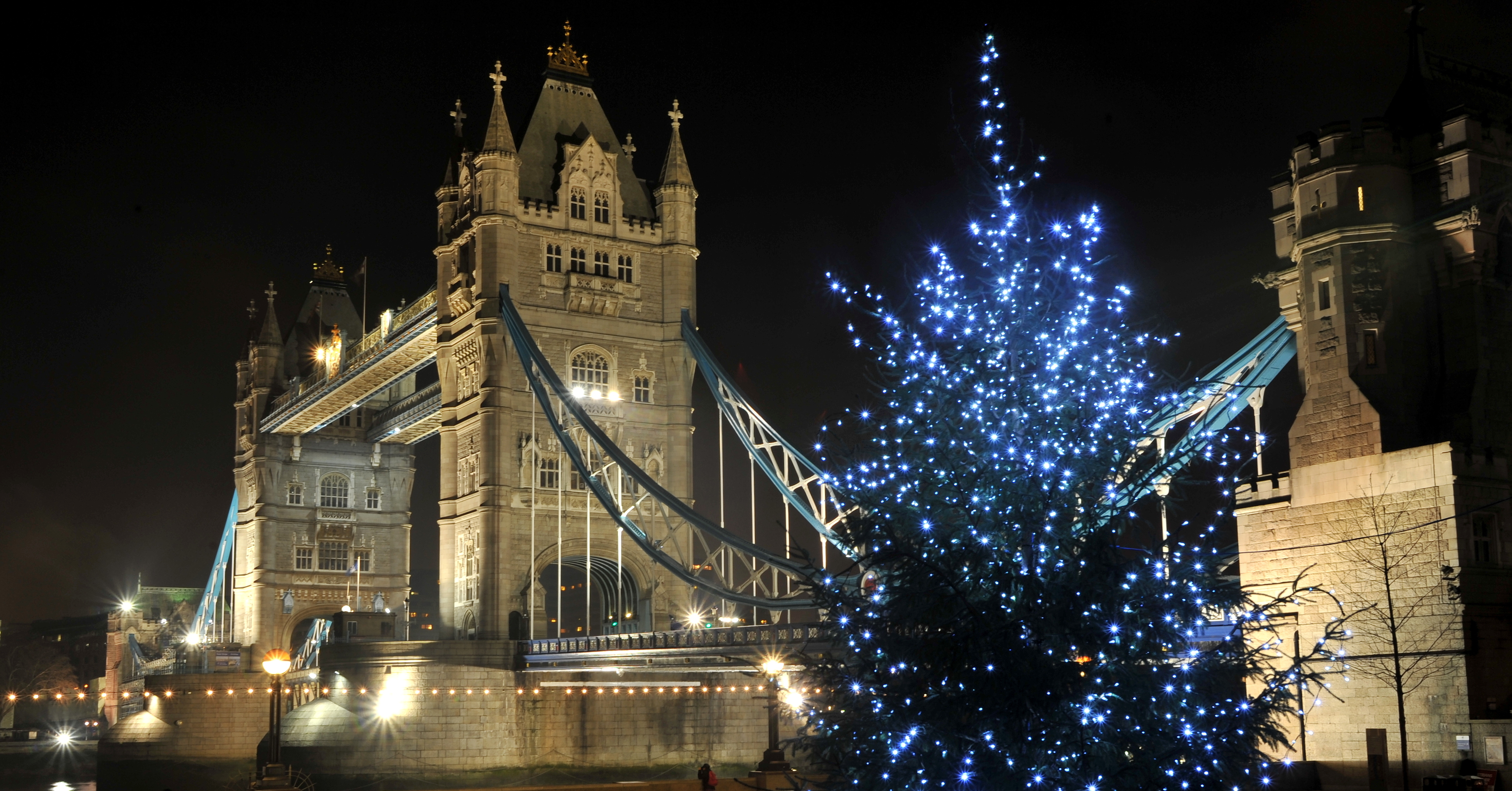 Téléchargez gratuitement l'image Nuit, Noël, Londres, Lumière, Vacances, Sapin De Noël, Pont De La Tour, Des Ponts, Construction Humaine sur le bureau de votre PC