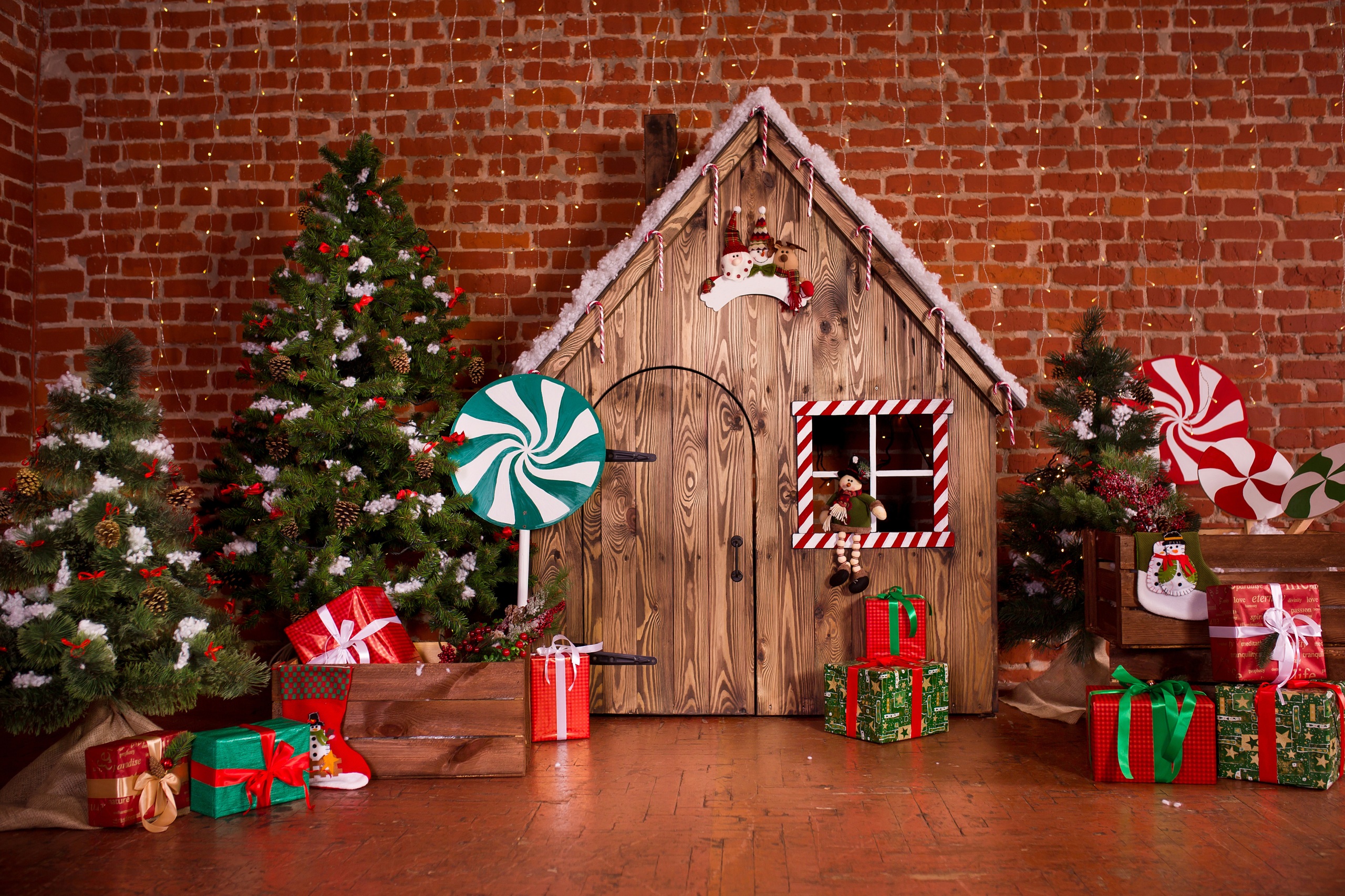 Handy-Wallpaper Feiertage, Weihnachten, Geschenk, Weihnachtsschmuck, Weihnachtsbaum, Hütte, Hölzern kostenlos herunterladen.