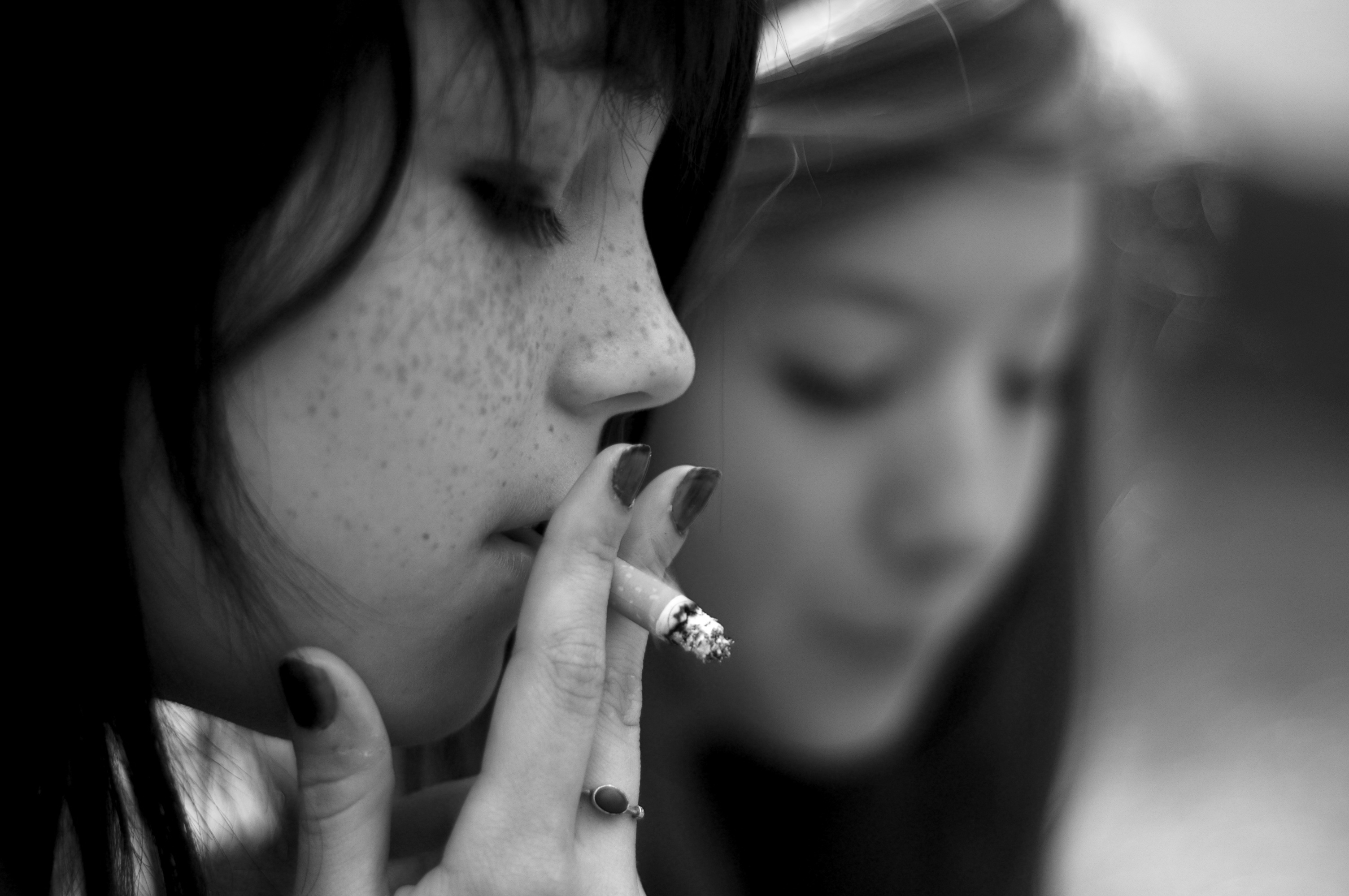 172157 скачать картинку сигарета, женщины, художественный, слабее, дым - обои и заставки бесплатно