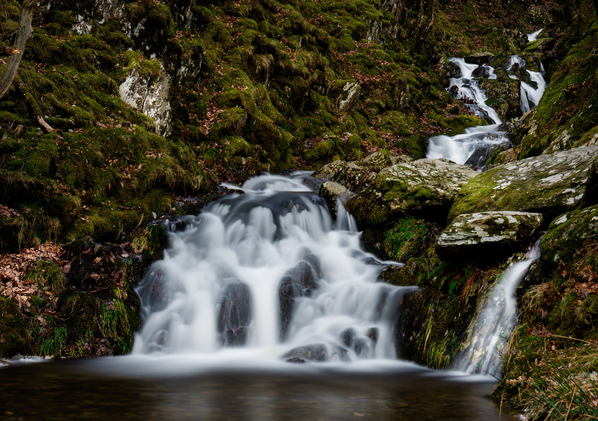 Handy-Wallpaper Natur, Wasserfälle, Wasserfall, Schaum, Moos, Strom, Erde/natur kostenlos herunterladen.