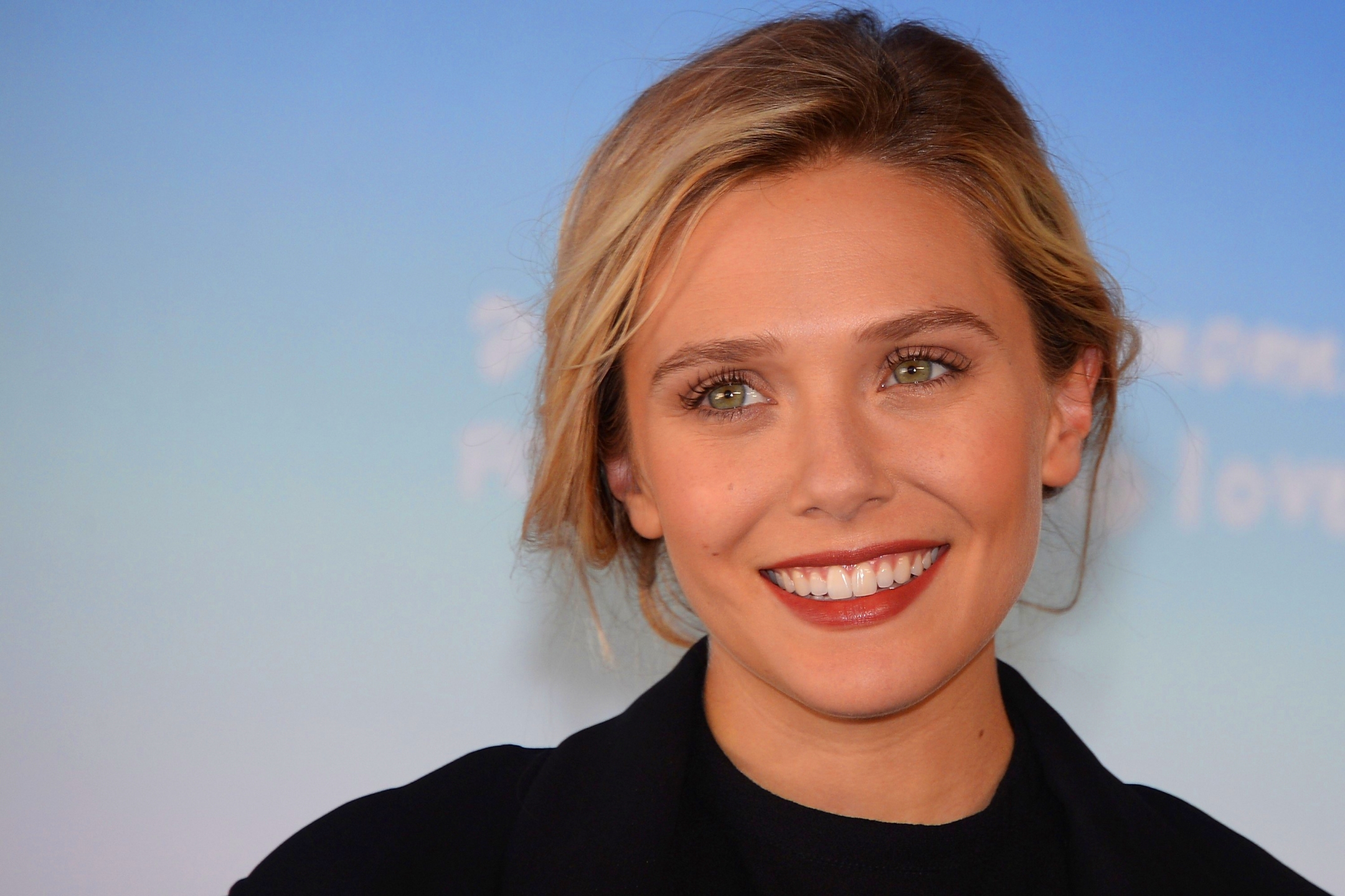 Free download wallpaper Close Up, Smile, Blonde, Face, Green Eyes, American, Celebrity, Actress, Elizabeth Olsen on your PC desktop