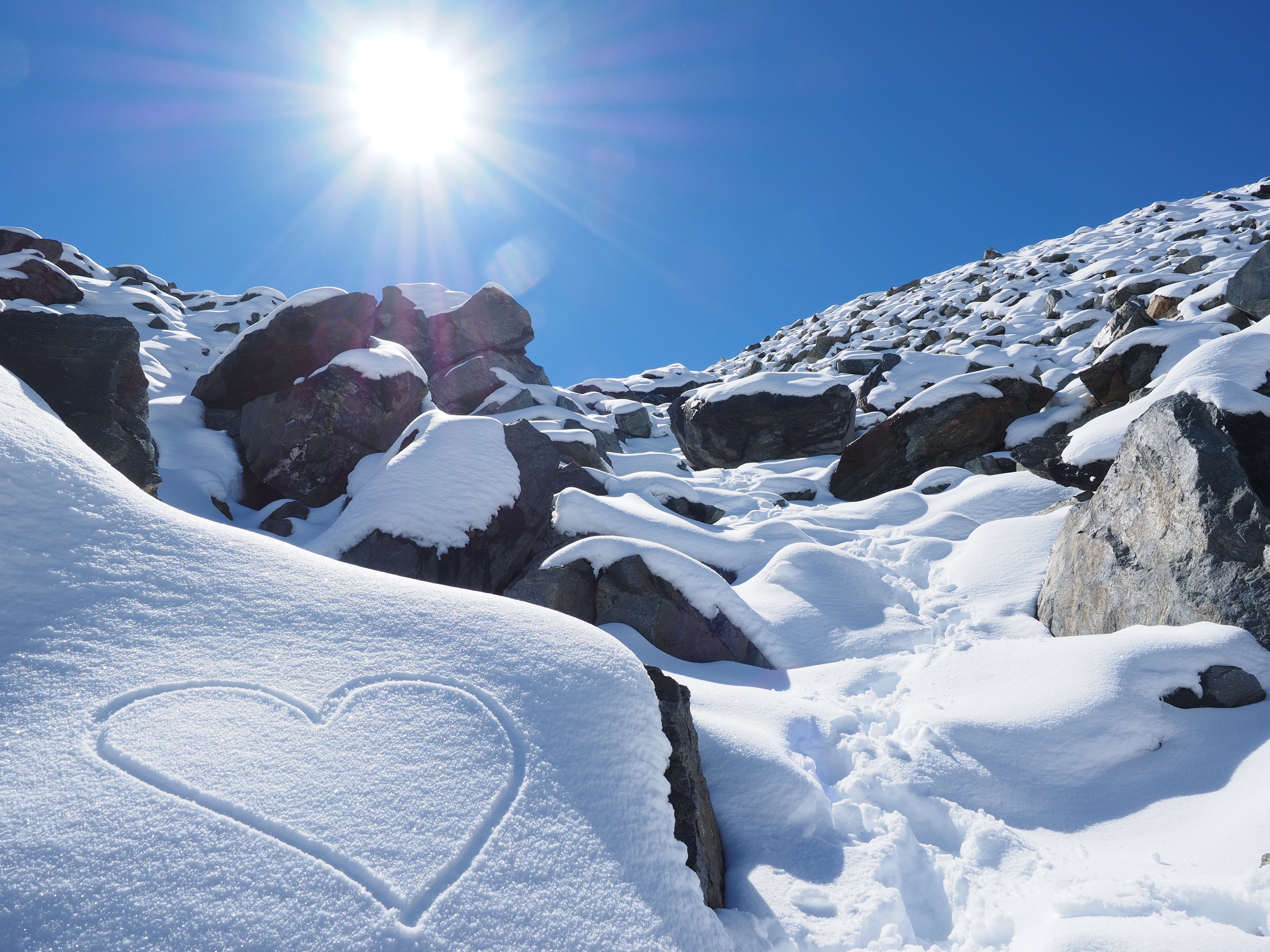 Descarga gratis la imagen Invierno, Naturaleza, Sol, Nieve, Corazón, Tierra/naturaleza en el escritorio de tu PC
