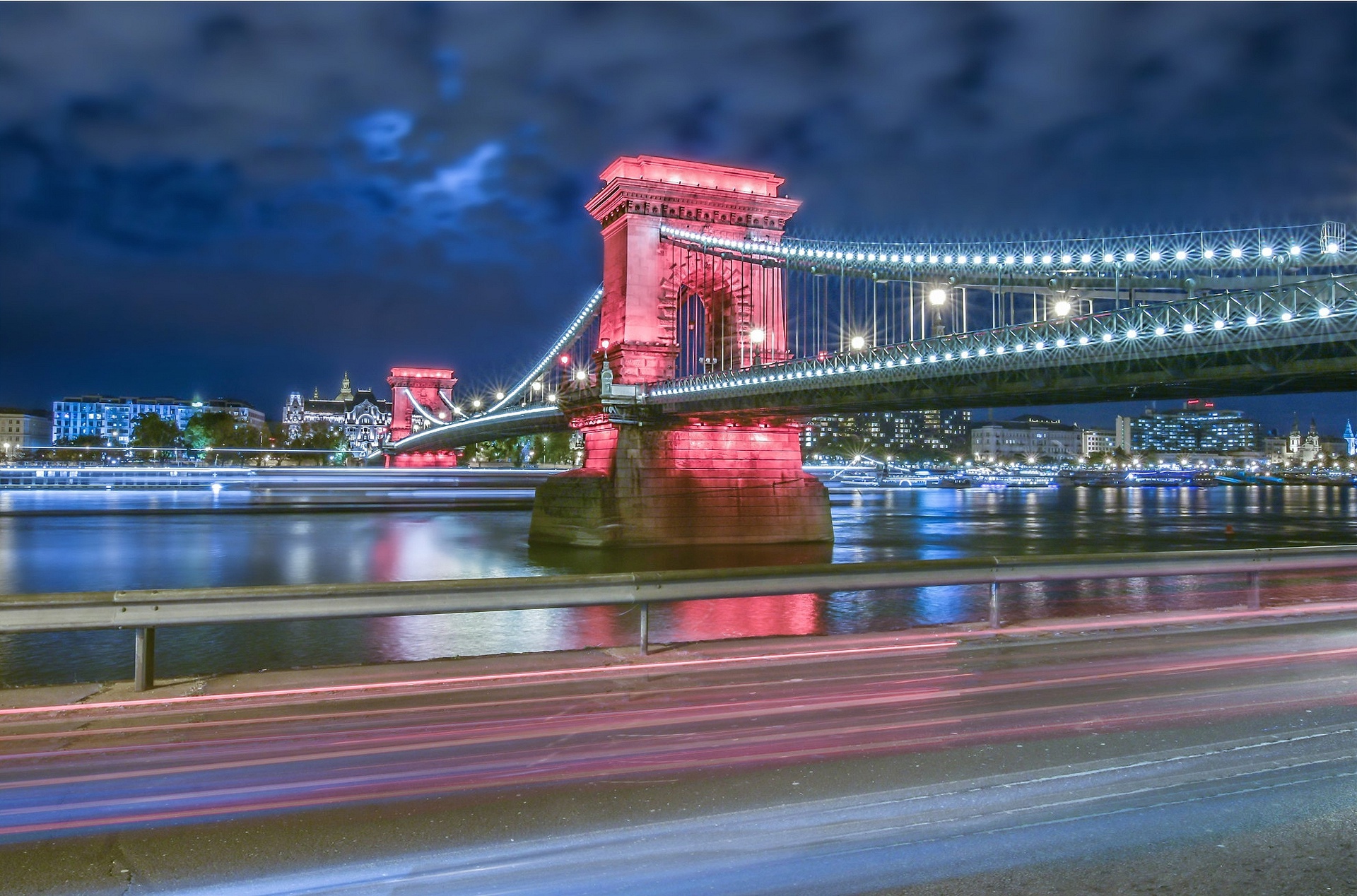 Скачать картинку Река, Мосты, Дорога, Мост, Венгрия, Будапешт, Сделано Человеком, Цепной Мост в телефон бесплатно.
