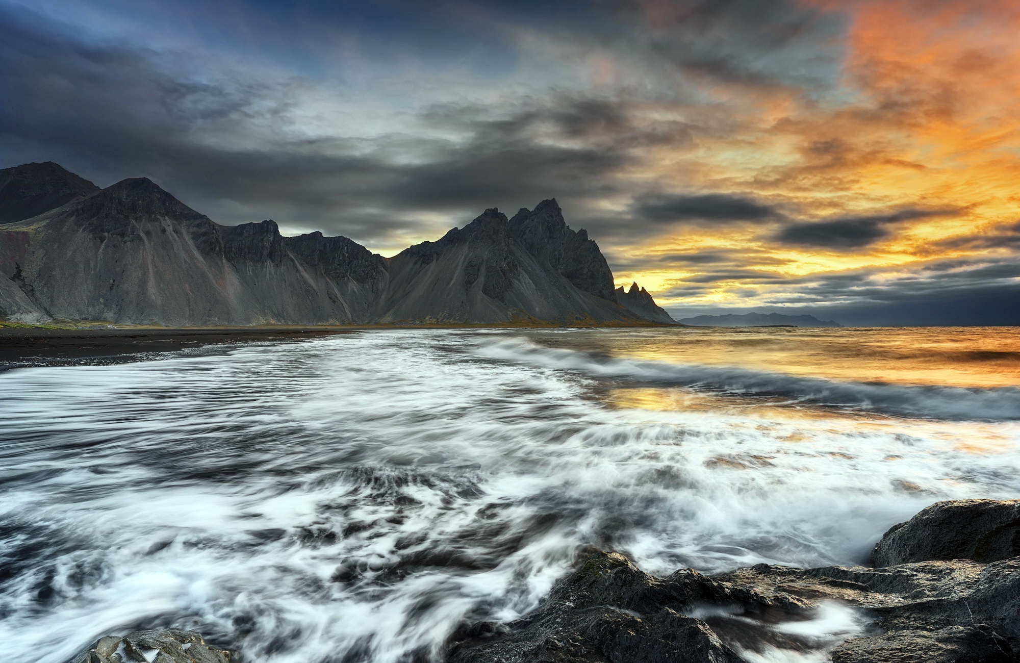 Скачать картинку Закат, Горы, Море, Берег, Исландия, Земля/природа, Вестрахорн, Гора Вестрахорн в телефон бесплатно.