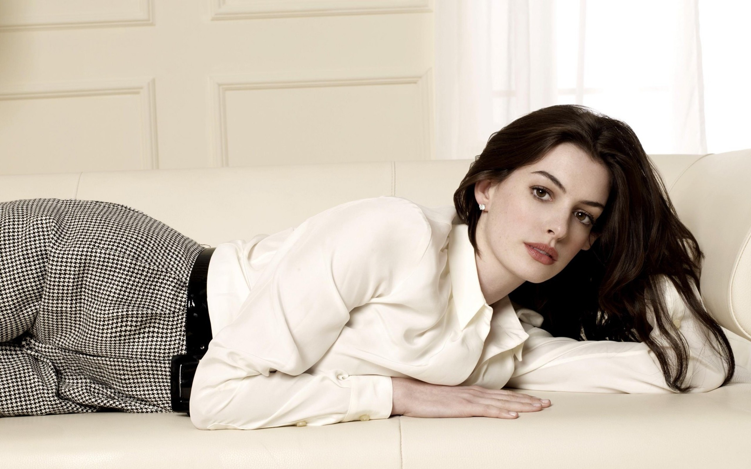 Download mobile wallpaper Anne Hathaway, Brunette, American, Celebrity, Brown Eyes, Actress for free.