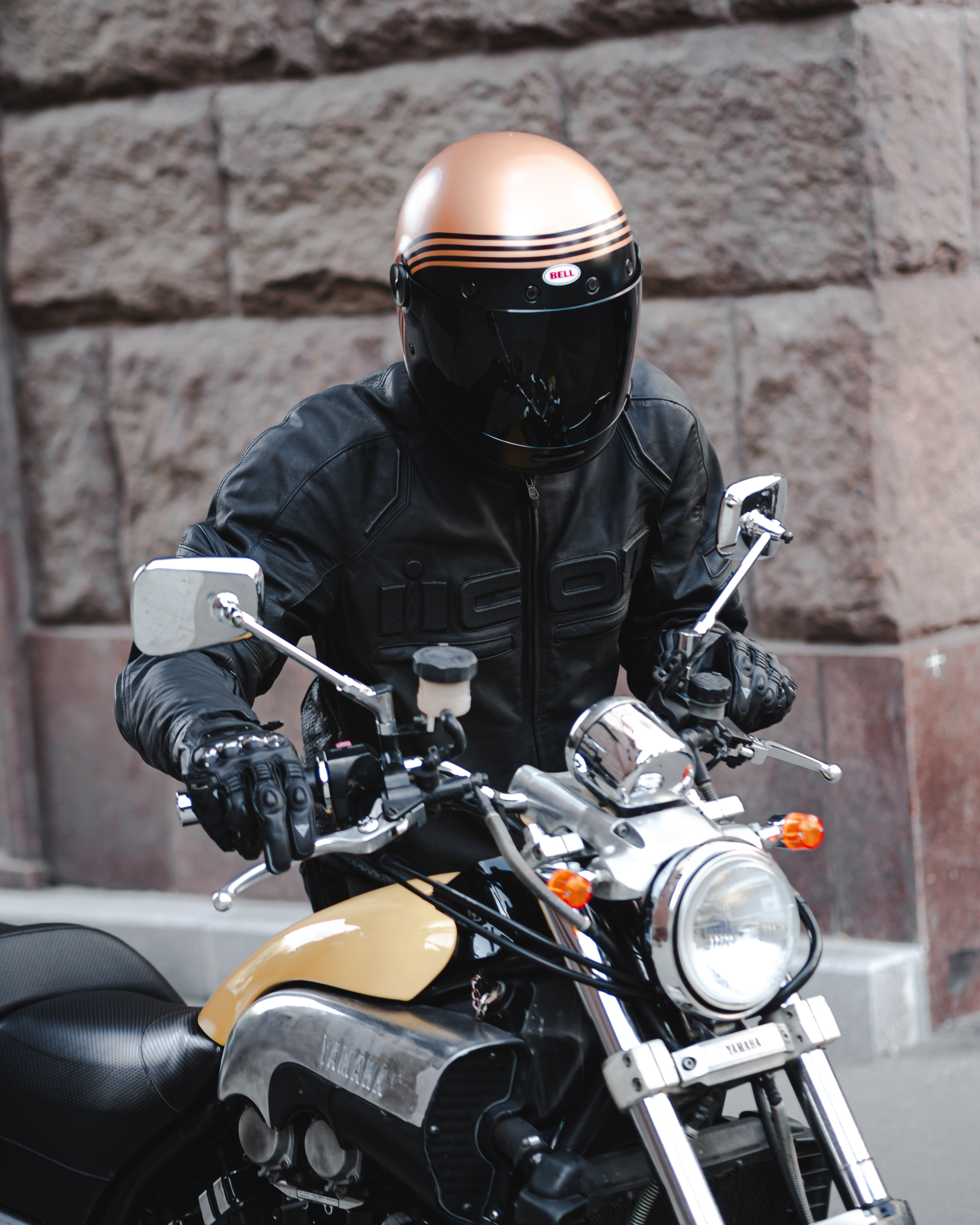 143857 descargar fondo de pantalla motocicletas, casco, motociclista, motocicleta, bicicleta, ciclista: protectores de pantalla e imágenes gratis