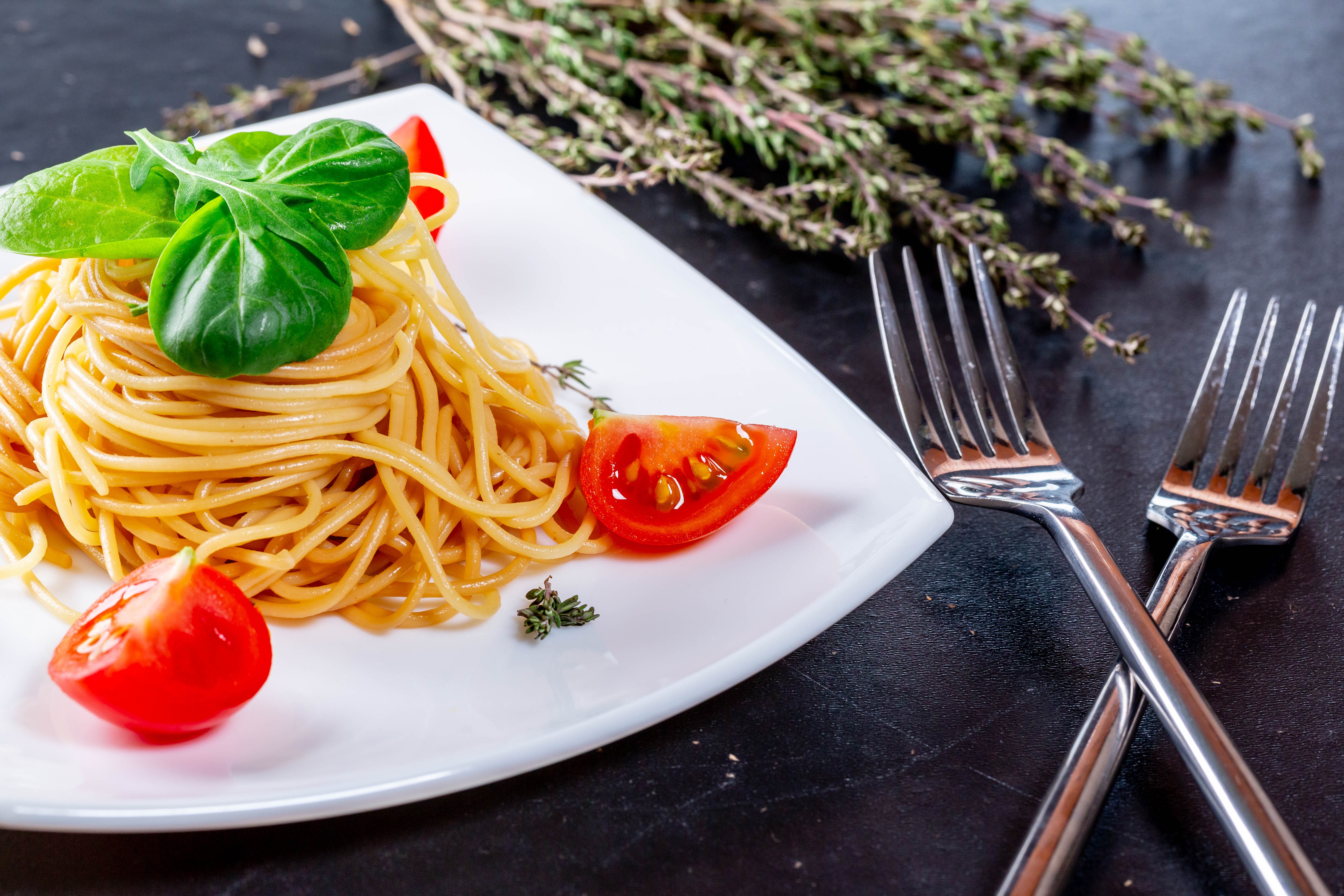 Handy-Wallpaper Mahlzeit, Tomate, Pasta, Nahrungsmittel, Stillleben kostenlos herunterladen.