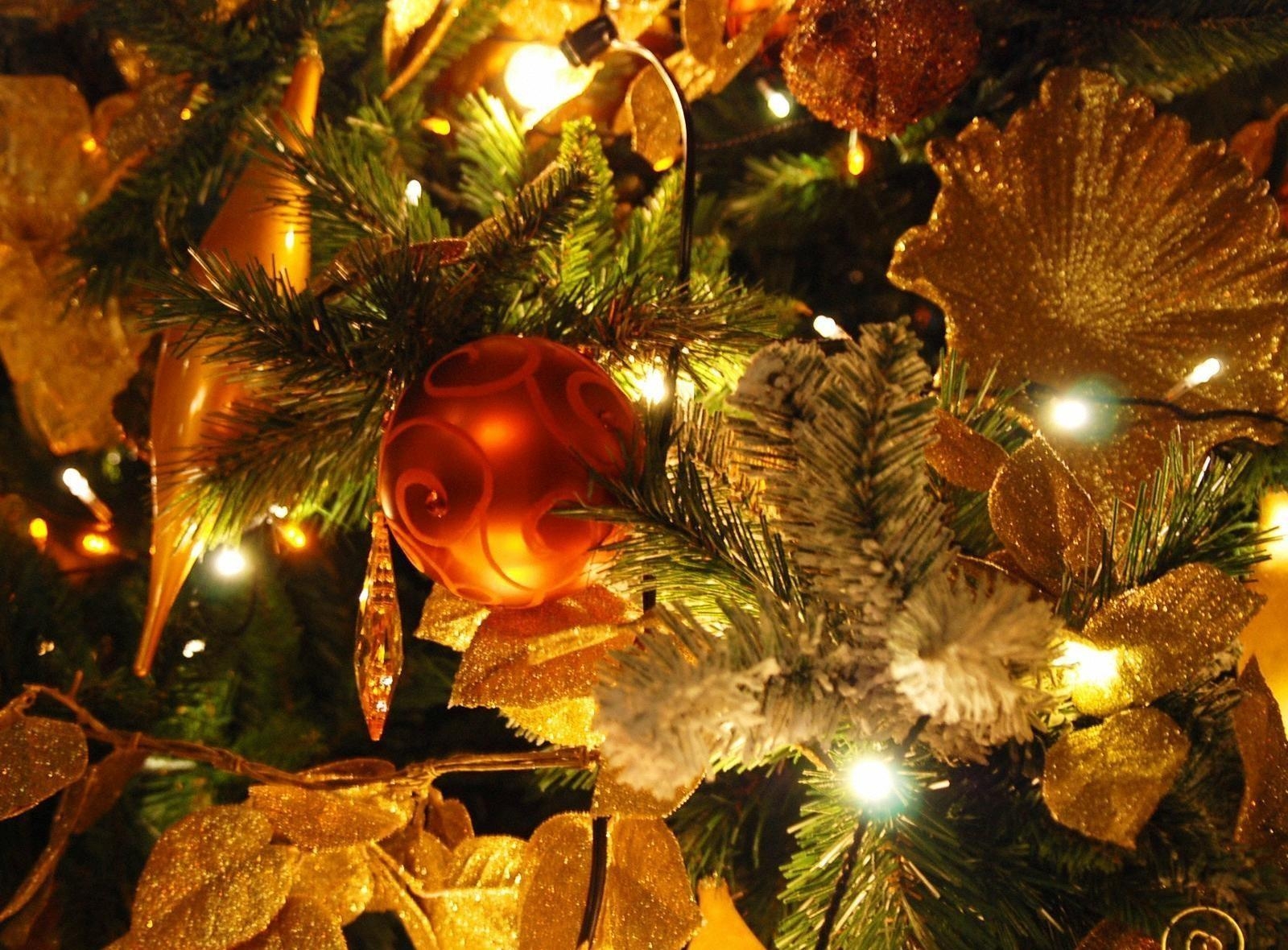 127967 Bild herunterladen feiertage, dekoration, urlaub, weihnachtsschmuck, weihnachtsbaum spielzeug, weihnachtsbaum, garland, bälle, girlanden - Hintergrundbilder und Bildschirmschoner kostenlos