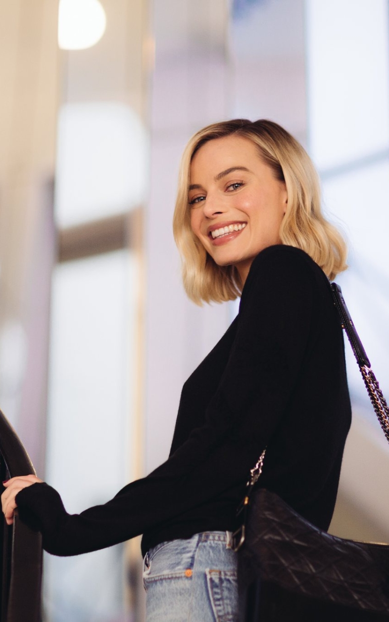 Download mobile wallpaper Smile, Blonde, Celebrity, Actress, Australian, Margot Robbie for free.