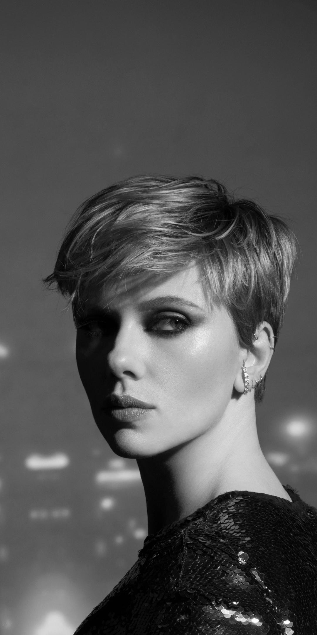 Handy-Wallpaper Scarlett Johansson, Schwarz Weiß, Amerikanisch, Schwarz Weiss, Berühmtheiten, Kurzes Haar, Darstellerin kostenlos herunterladen.