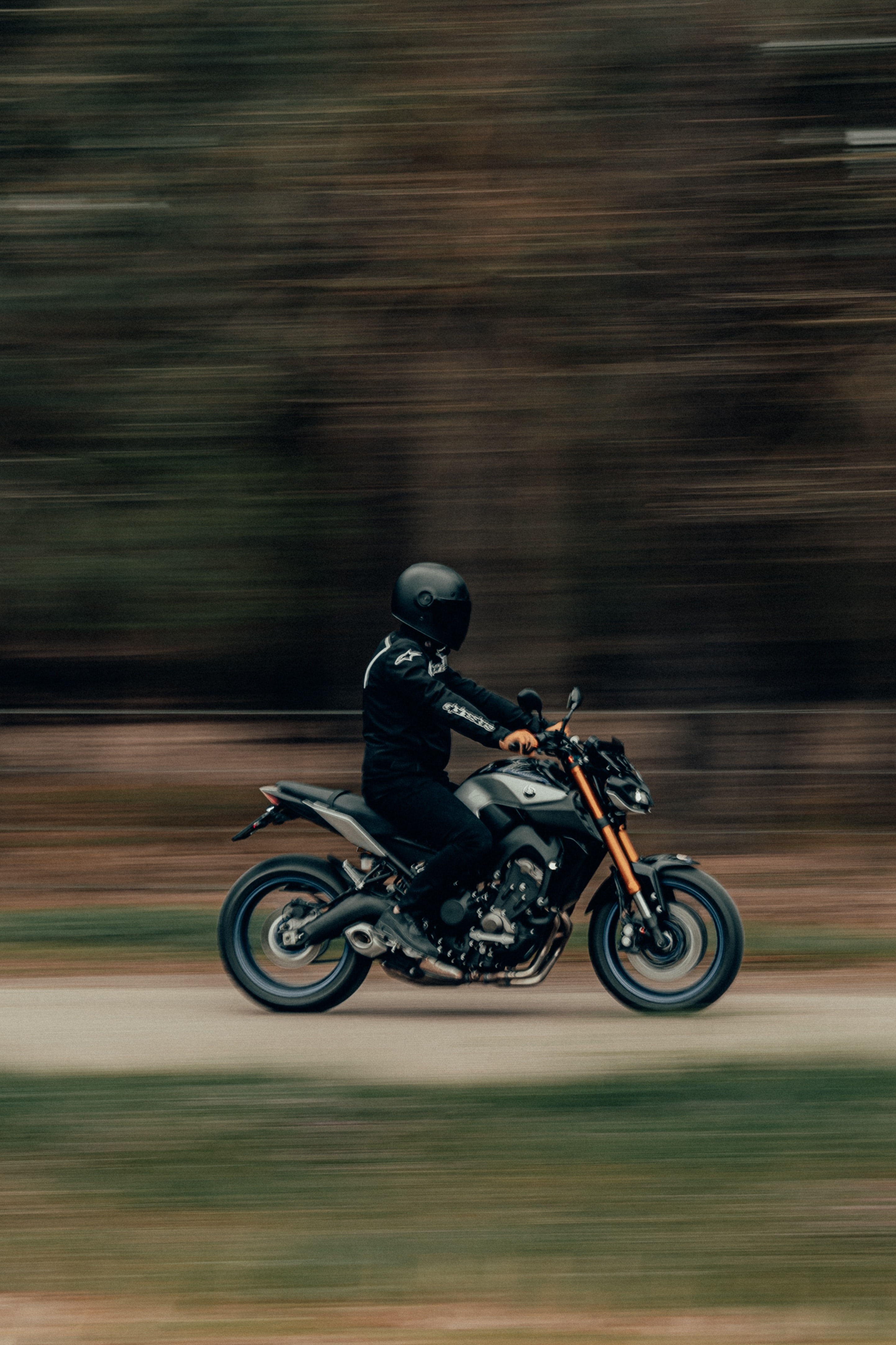 148443 descargar imagen motociclista, motocicletas, casco, tráfico, movimiento, velocidad: fondos de pantalla y protectores de pantalla gratis