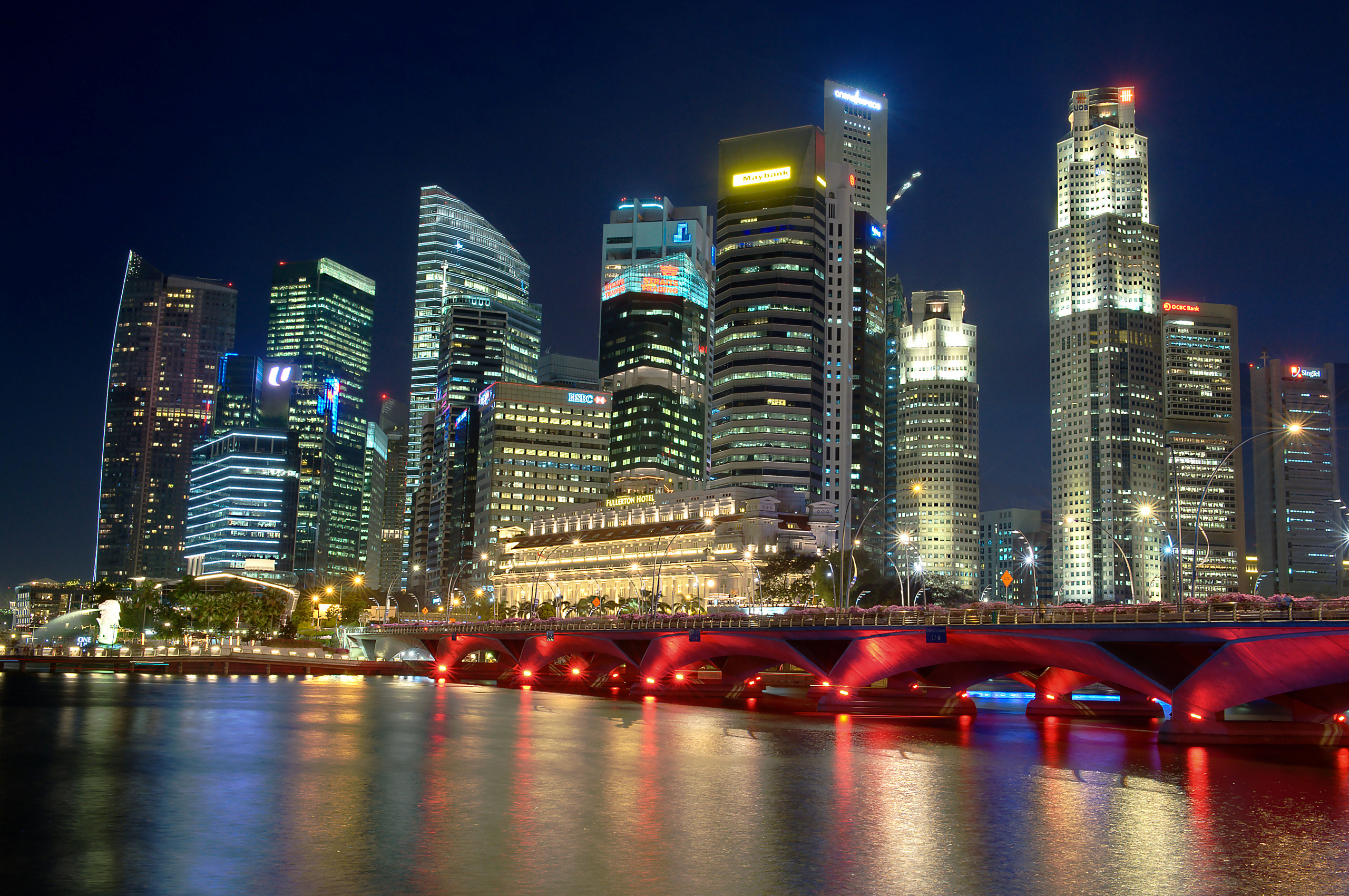 Скачать картинку Сингапур, Архитектура, Здание, Городской Пейзаж, Небоскрёб, Города, Свет, Сделано Человеком, Вода, Ночь, Отражение в телефон бесплатно.