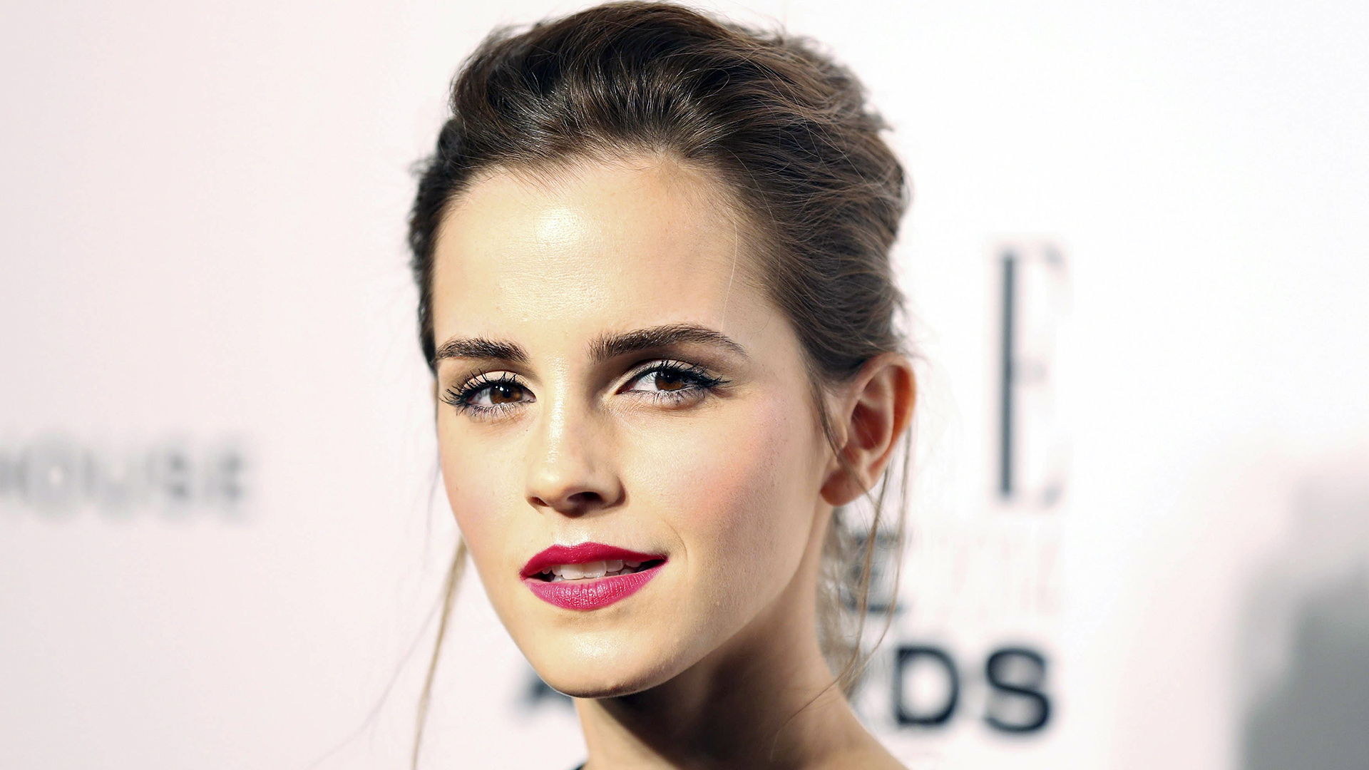 Free download wallpaper Emma Watson, Smile, English, Face, Celebrity, Brown Eyes, Lipstick on your PC desktop