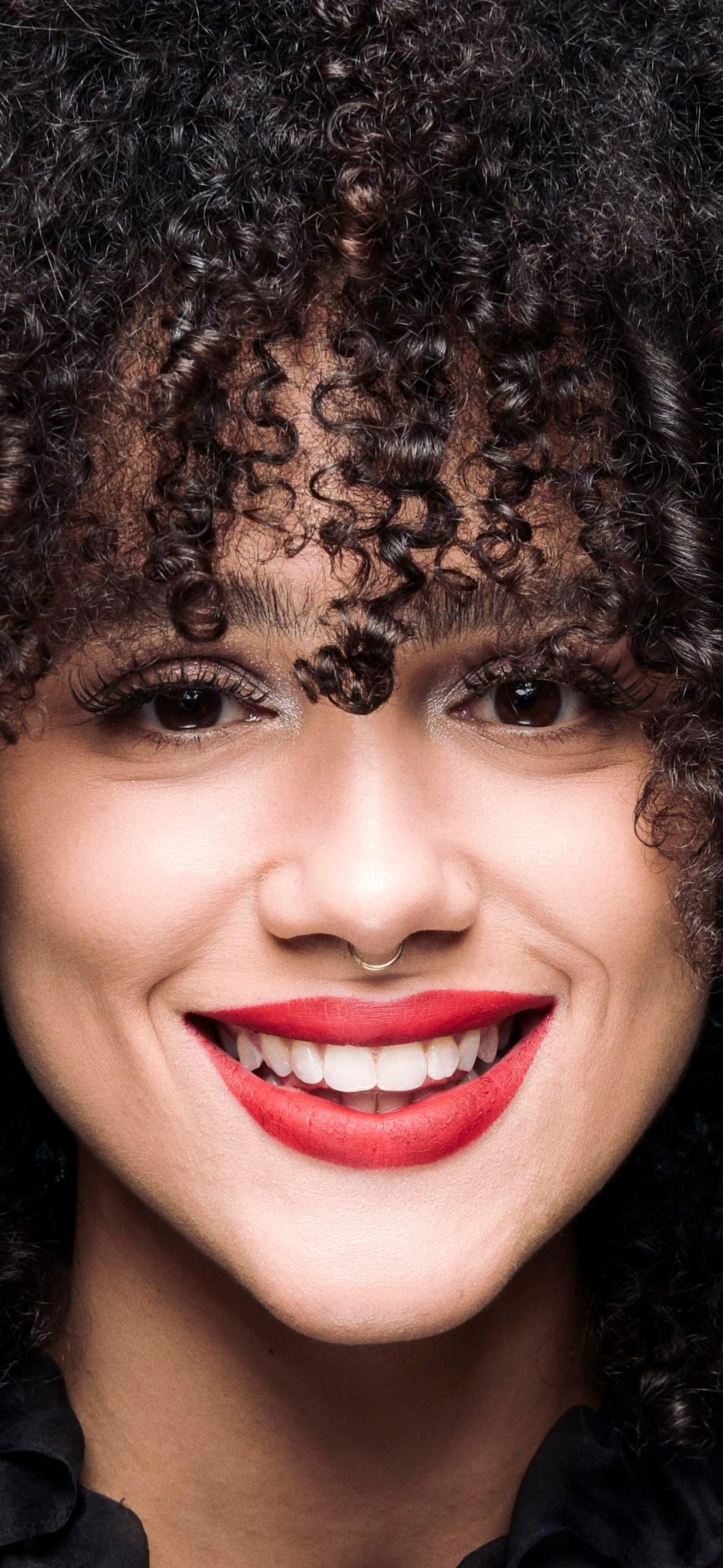 Handy-Wallpaper Lächeln, Englisch, Gesicht, Braune Augen, Berühmtheiten, Schwarzes Haar, Darstellerin, Lippenstift, Nathalie Emmanuel kostenlos herunterladen.