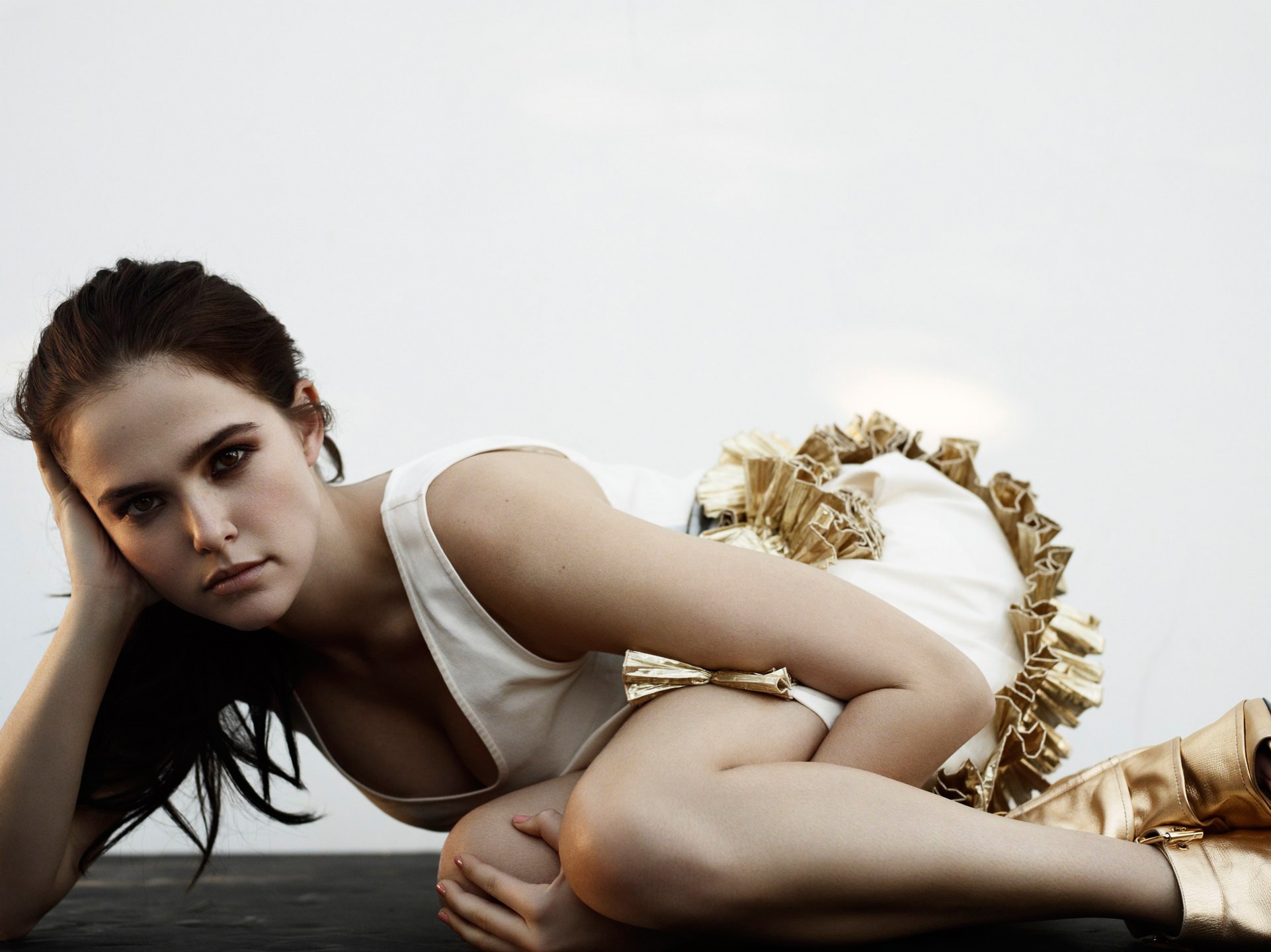 Download mobile wallpaper Brunette, Celebrity, Brown Eyes, Actress, Zoey Deutch for free.