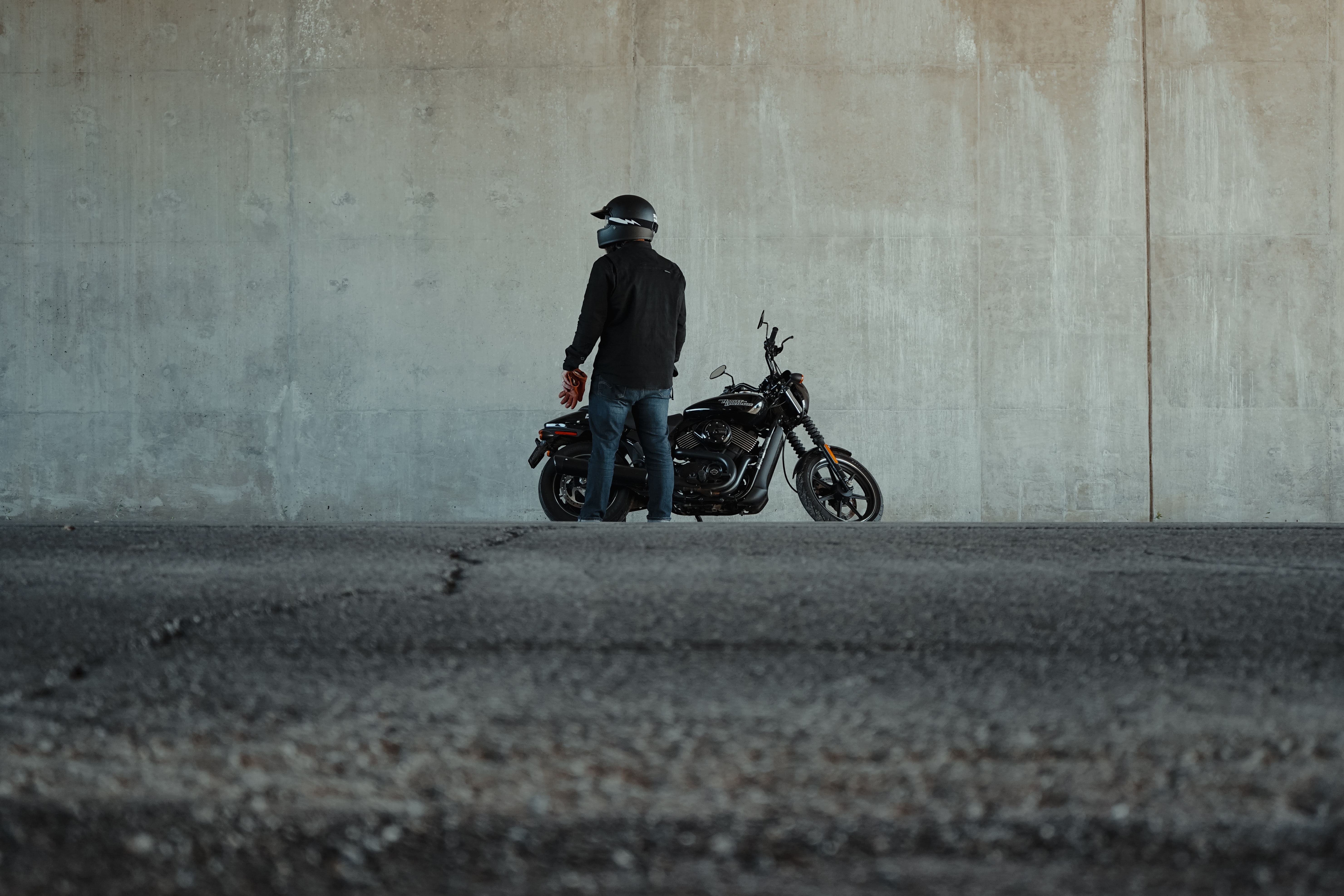 86268 descargar fondo de pantalla motocicletas, casco, vista lateral, perfil, motocicleta, motociclistas: protectores de pantalla e imágenes gratis