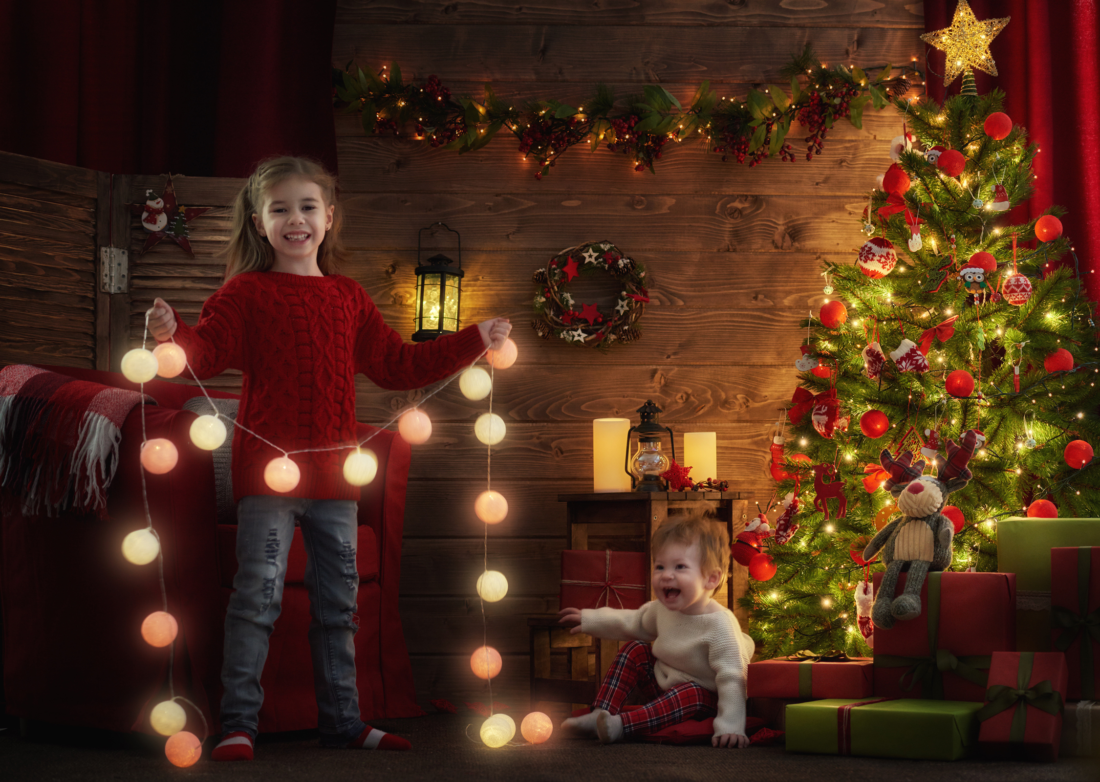 Handy-Wallpaper Feiertage, Weihnachten, Geschenk, Kind, Weihnachtsschmuck, Weihnachtsbaum, Weihnachtsbeleuchtung, Kleines Mädchen kostenlos herunterladen.