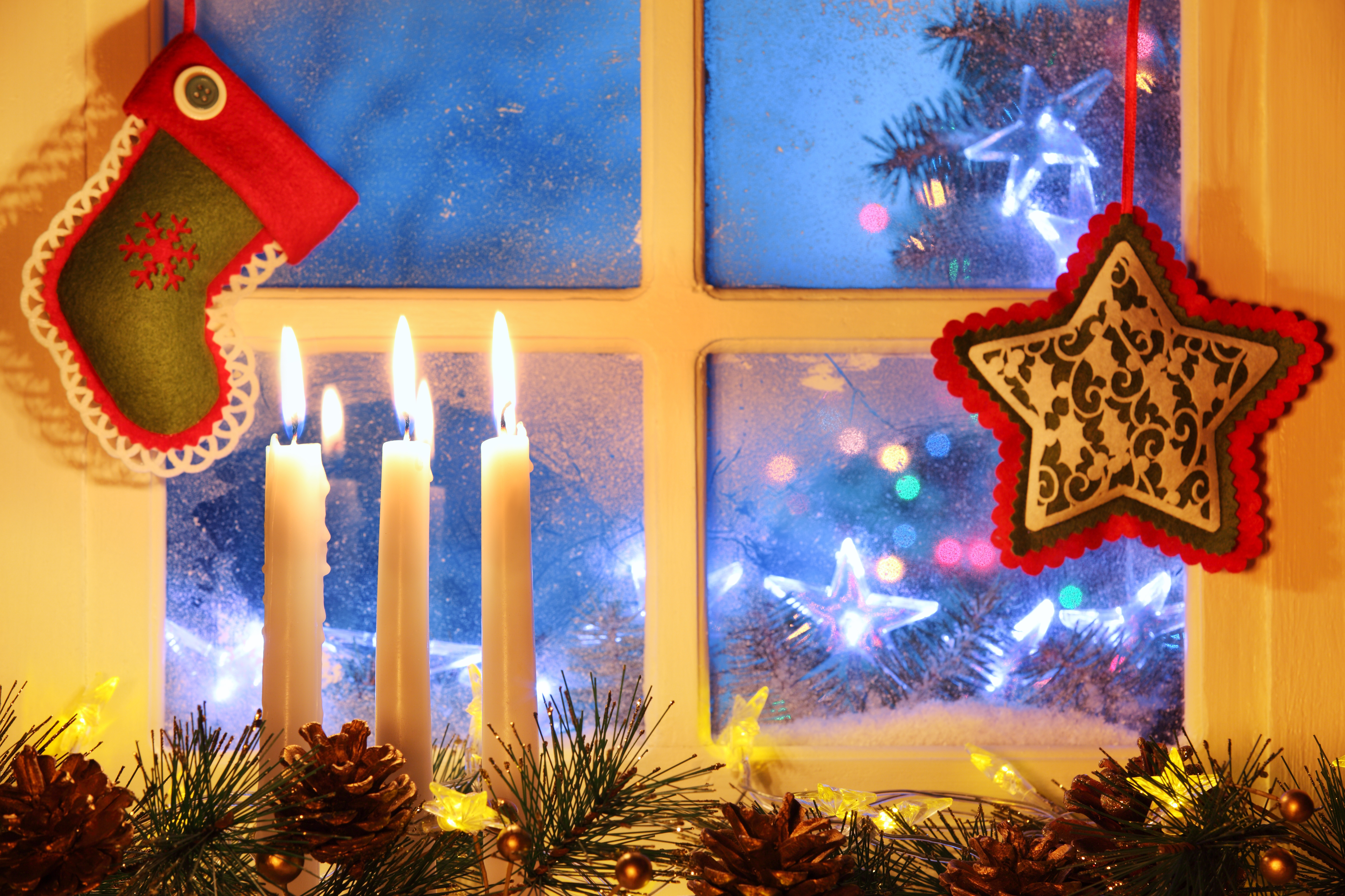 800920画像をダウンロードホリデー, クリスマス, キャンドル, クリスマスオーナメント, 光, 松ぼっくり, 星, ストッキング, 窓-壁紙とスクリーンセーバーを無料で