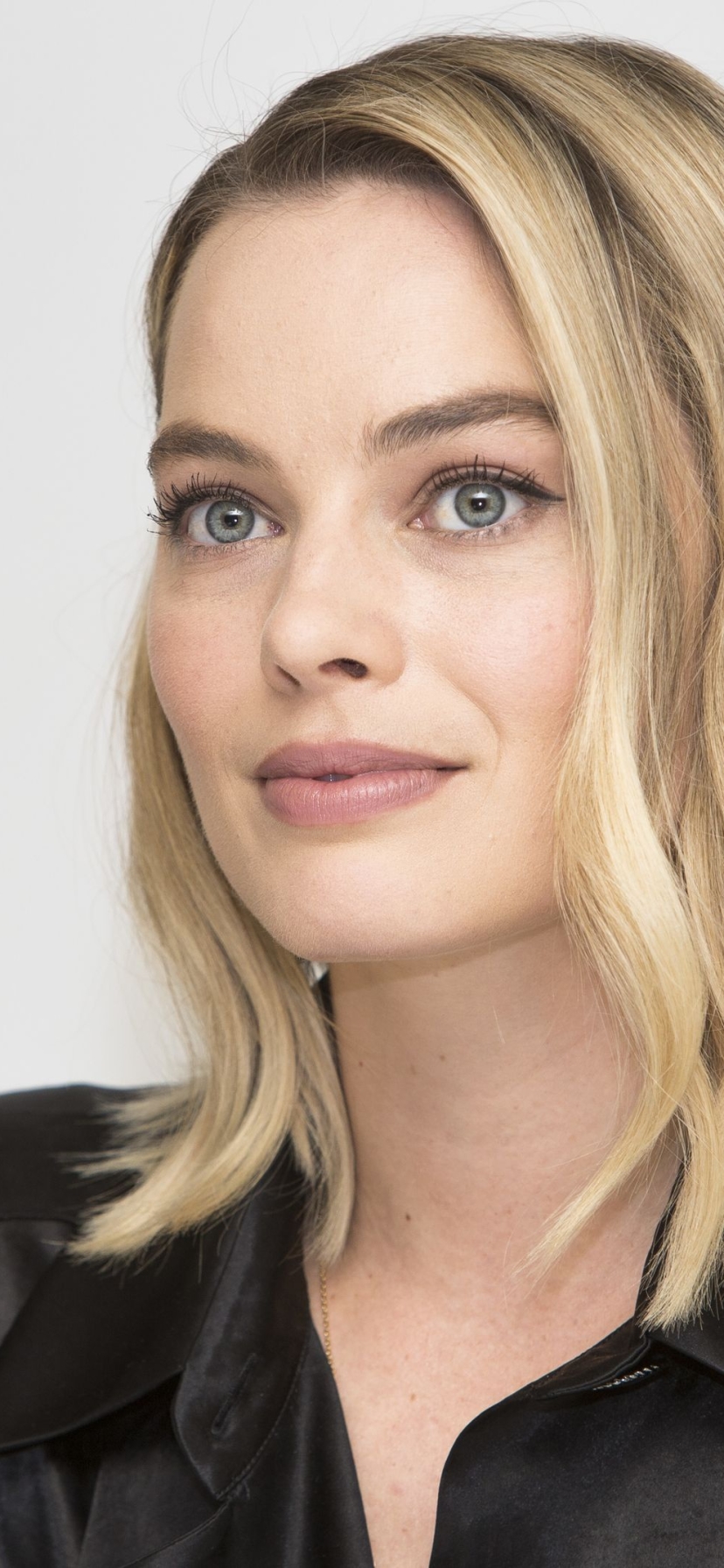 Download mobile wallpaper Blonde, Blue Eyes, Celebrity, Actress, Australian, Margot Robbie for free.