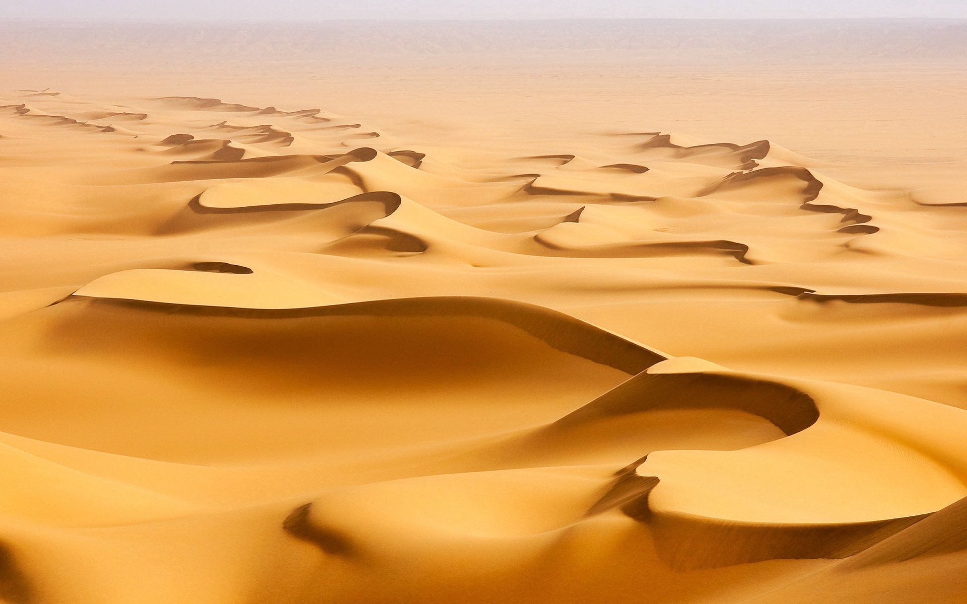 Скачать картинку Пустыня, Песок, Горы, Природа, Узоры, Линии в телефон бесплатно.