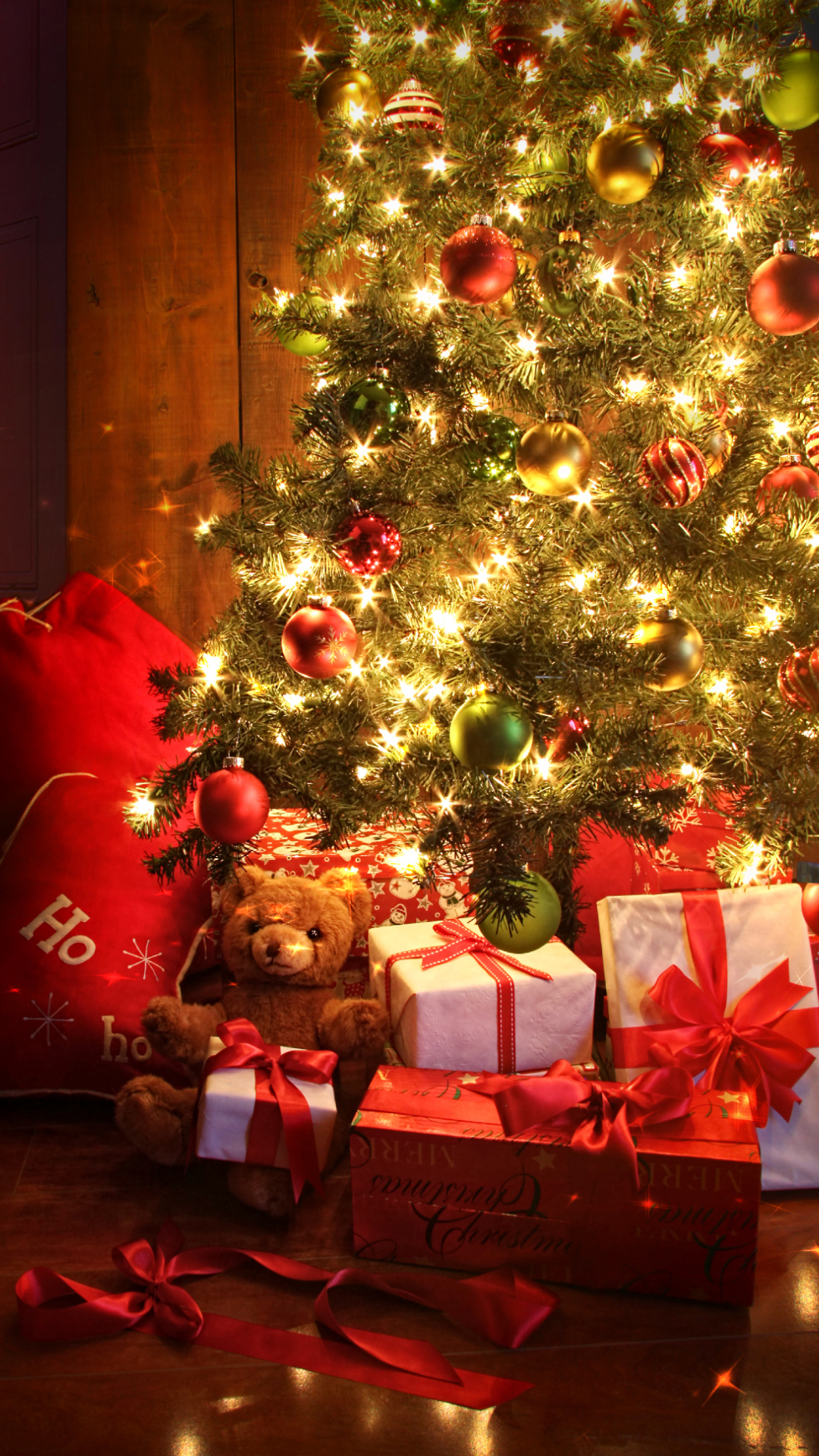 Handy-Wallpaper Feiertage, Weihnachten, Teddybär, Geschenk, Weihnachtsschmuck, Weihnachtsbaum, Kamin, Weihnachtsbeleuchtung kostenlos herunterladen.