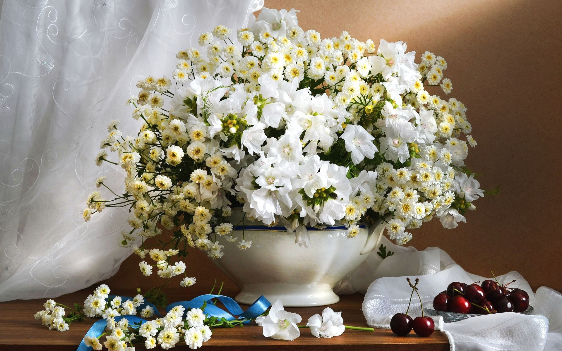 Завантажити шпалери безкоштовно Вишня, Натюрморт, Квітка, Чаша, Стрічка, Фотографія, Біла Квітка картинка на робочий стіл ПК