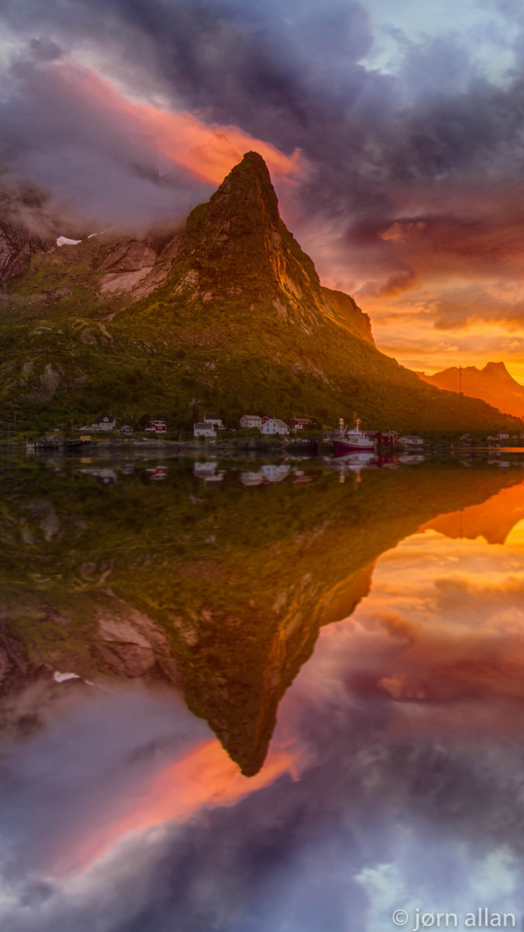Handy-Wallpaper See, Dorf, Norwegen, Fotografie, Lofoten, Sonnenuntergang, Spiegelung, Betrachtung kostenlos herunterladen.