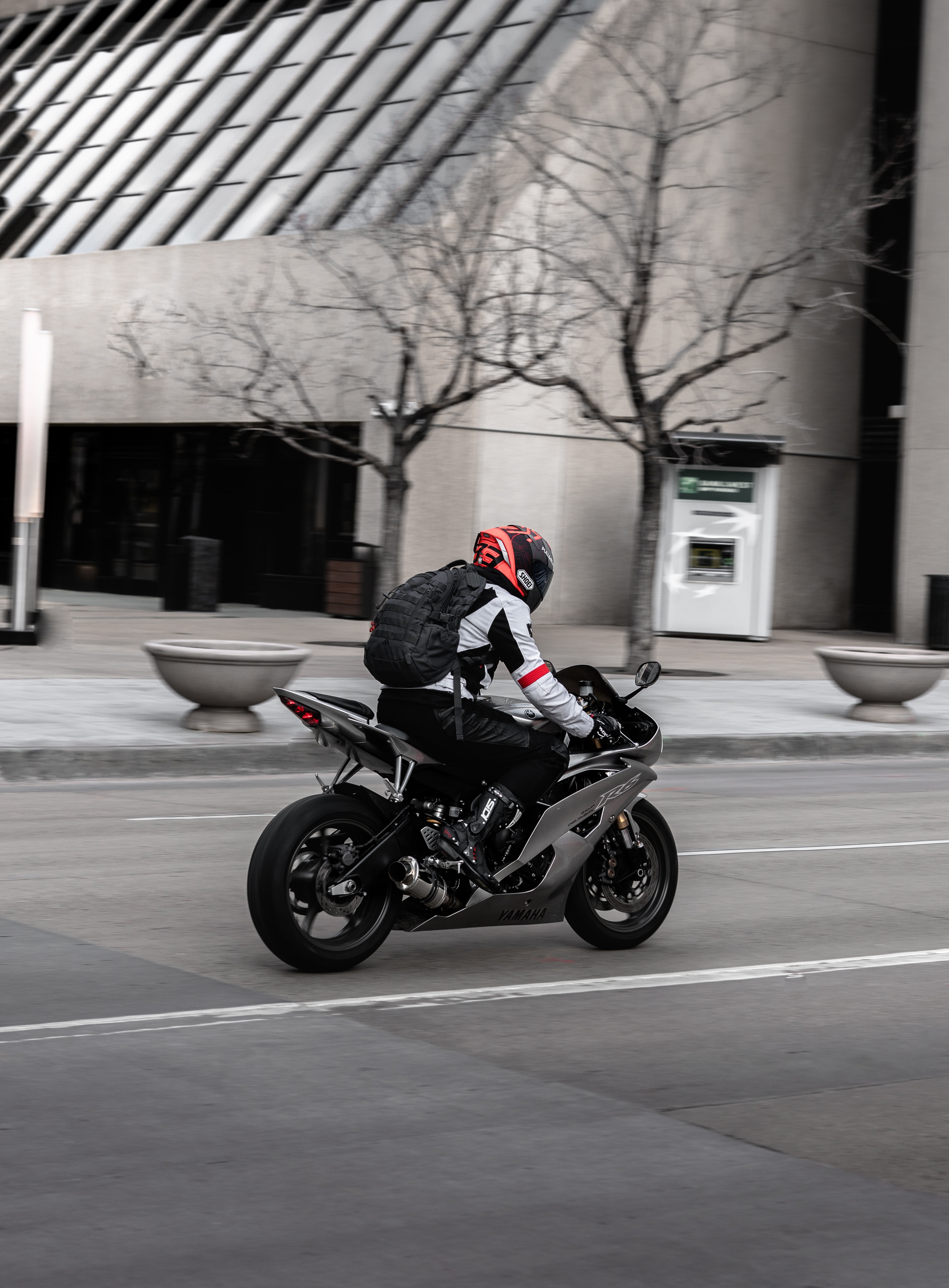 116118 descargar fondo de pantalla motociclista, motocicletas, yamaha, gris, camino, velocidad, motocicleta, bicicleta: protectores de pantalla e imágenes gratis