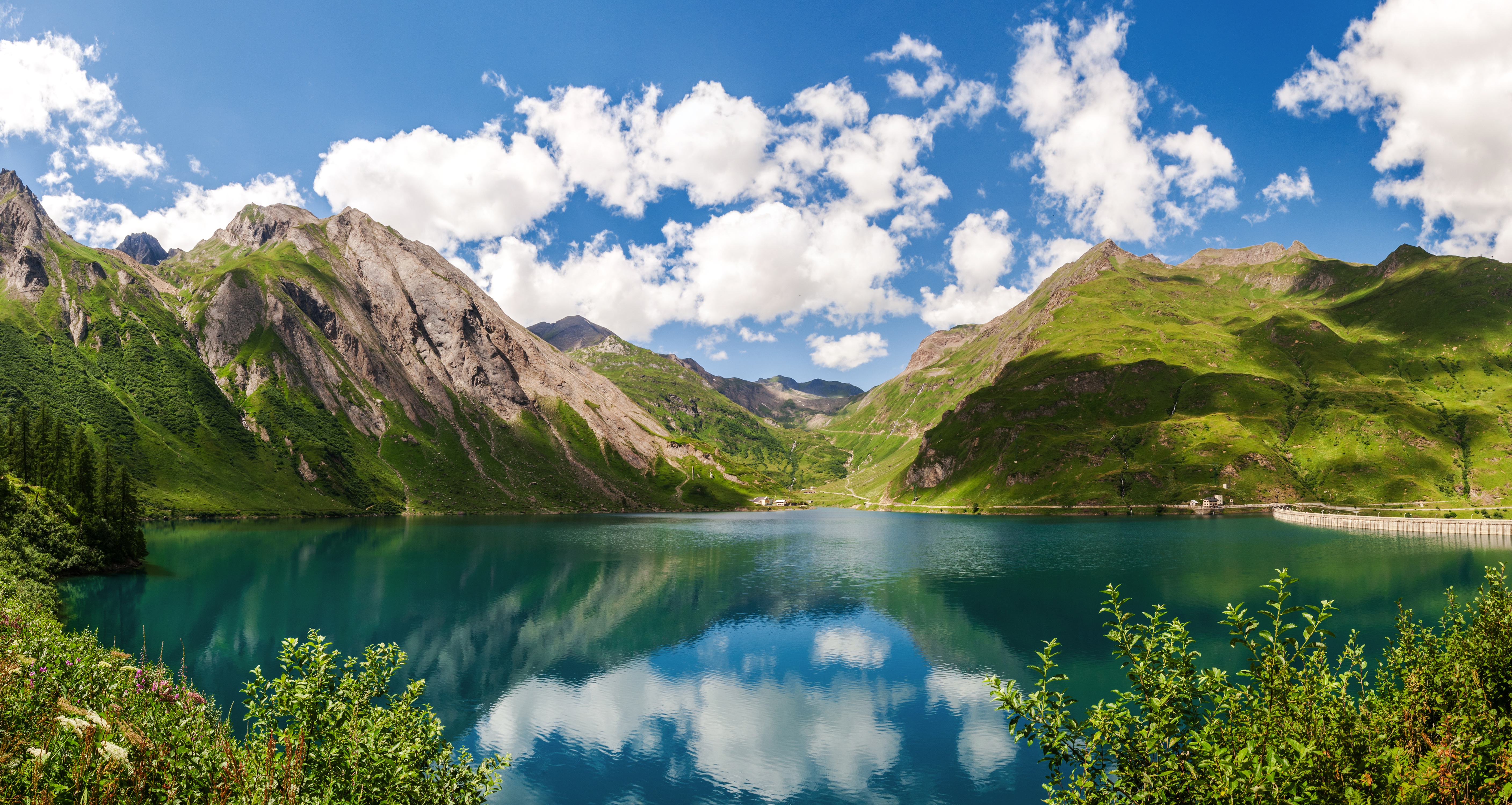 Скачать картинку Облака, Озера, Италия, Гора, Озеро, Альпы, Земля/природа в телефон бесплатно.