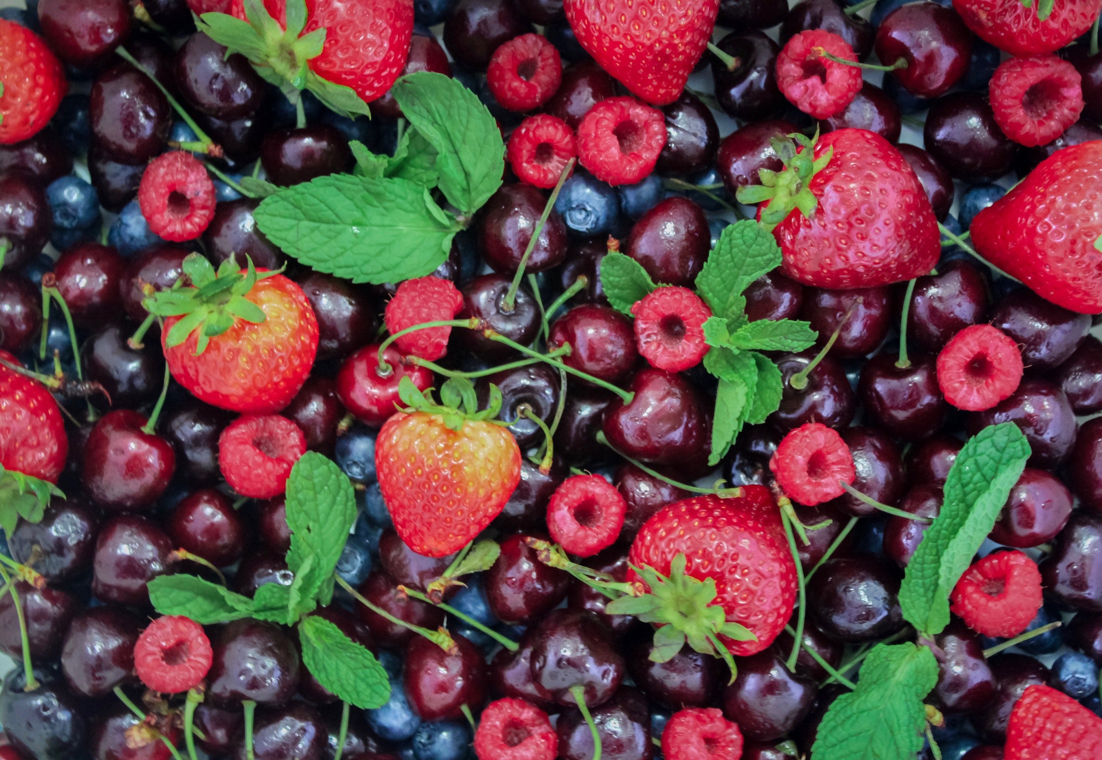 Laden Sie das Kirsche, Erdbeere, Himbeere, Frucht, Nahrungsmittel, Früchte-Bild kostenlos auf Ihren PC-Desktop herunter