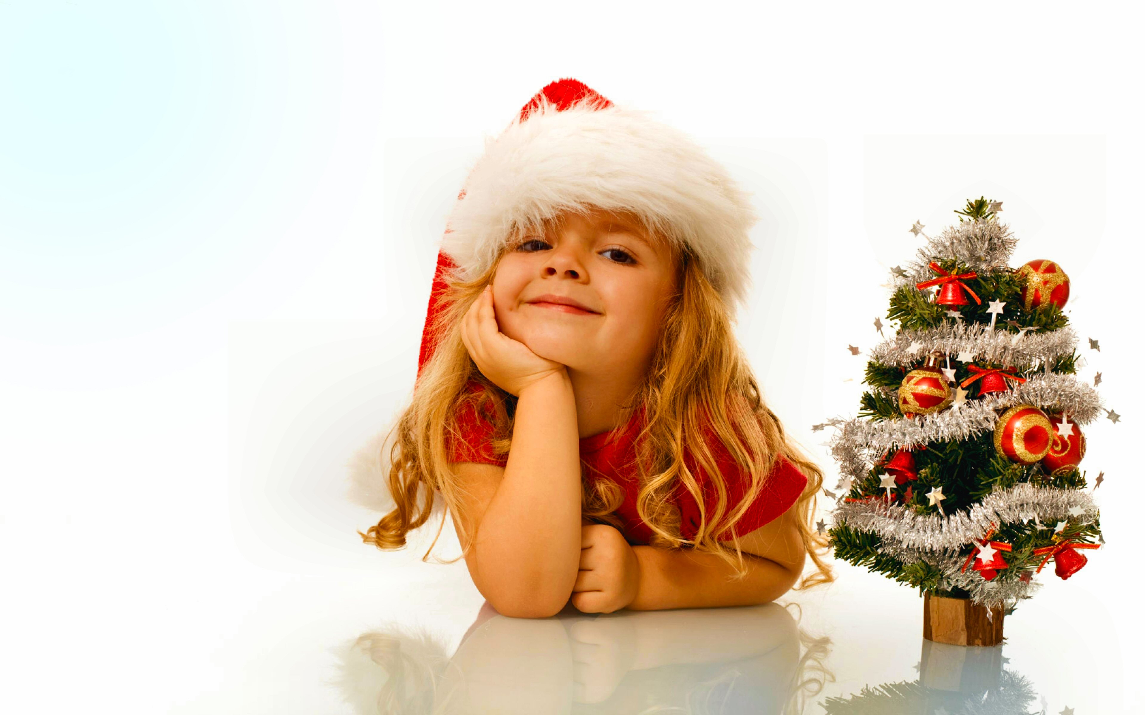 665929 скачать картинку рождество, праздничные, рождественская елка, ребёнок, милые, шляпа санты - обои и заставки бесплатно
