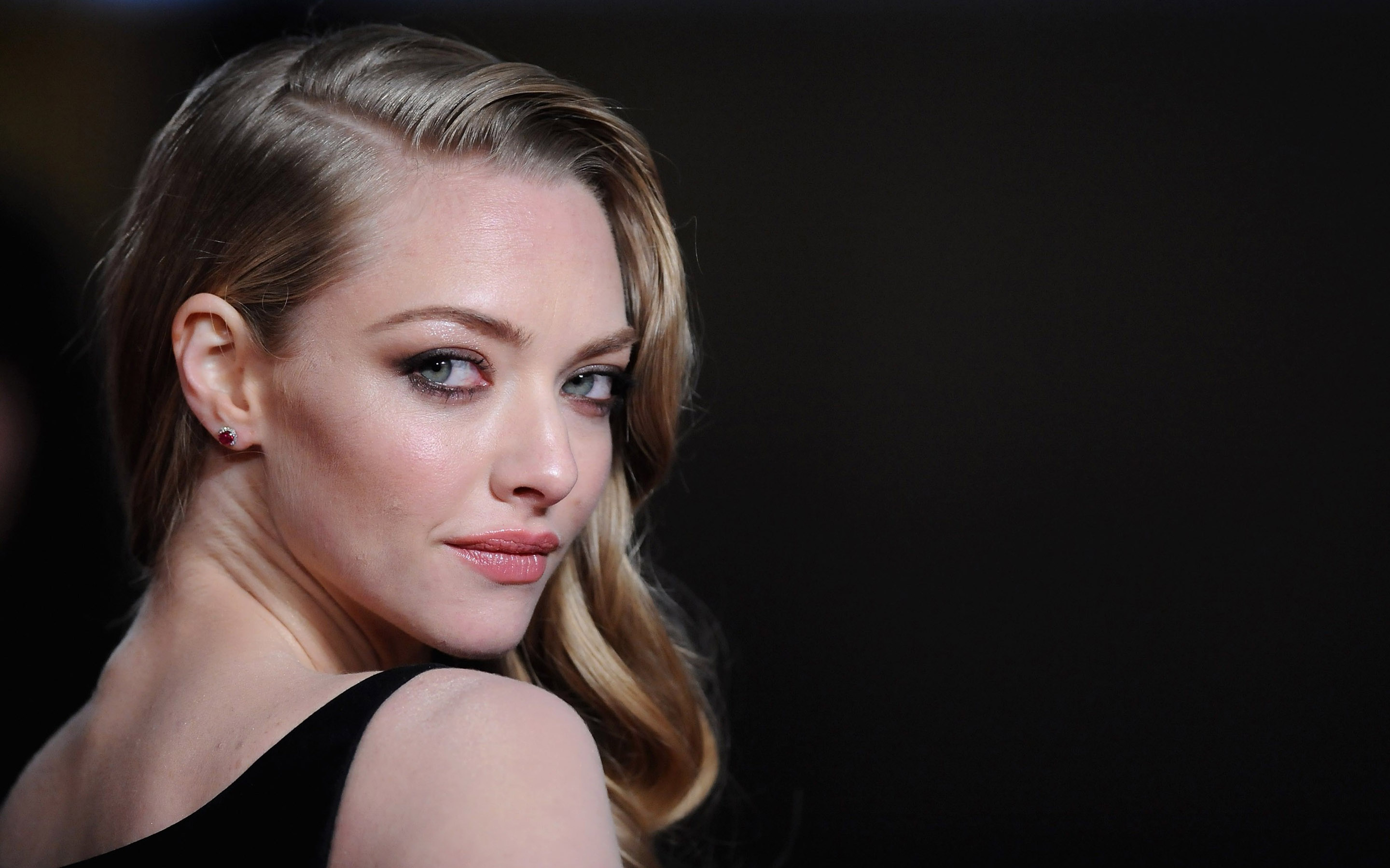 Free download wallpaper Face, Celebrity, Amanda Seyfried on your PC desktop