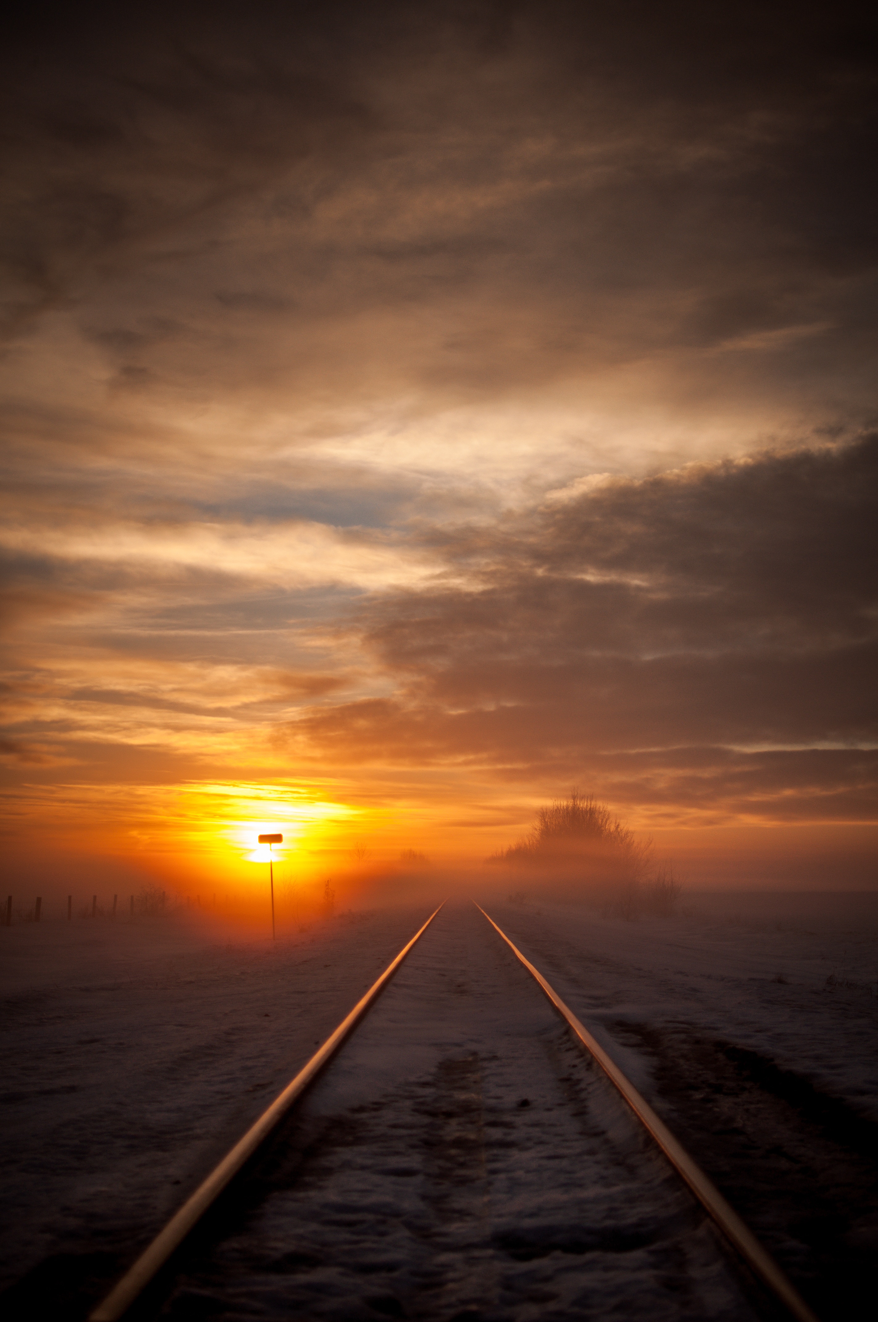 94831 descargar fondo de pantalla ferrocarril, naturaleza, puesta del sol, nieve, horizonte, niebla: protectores de pantalla e imágenes gratis