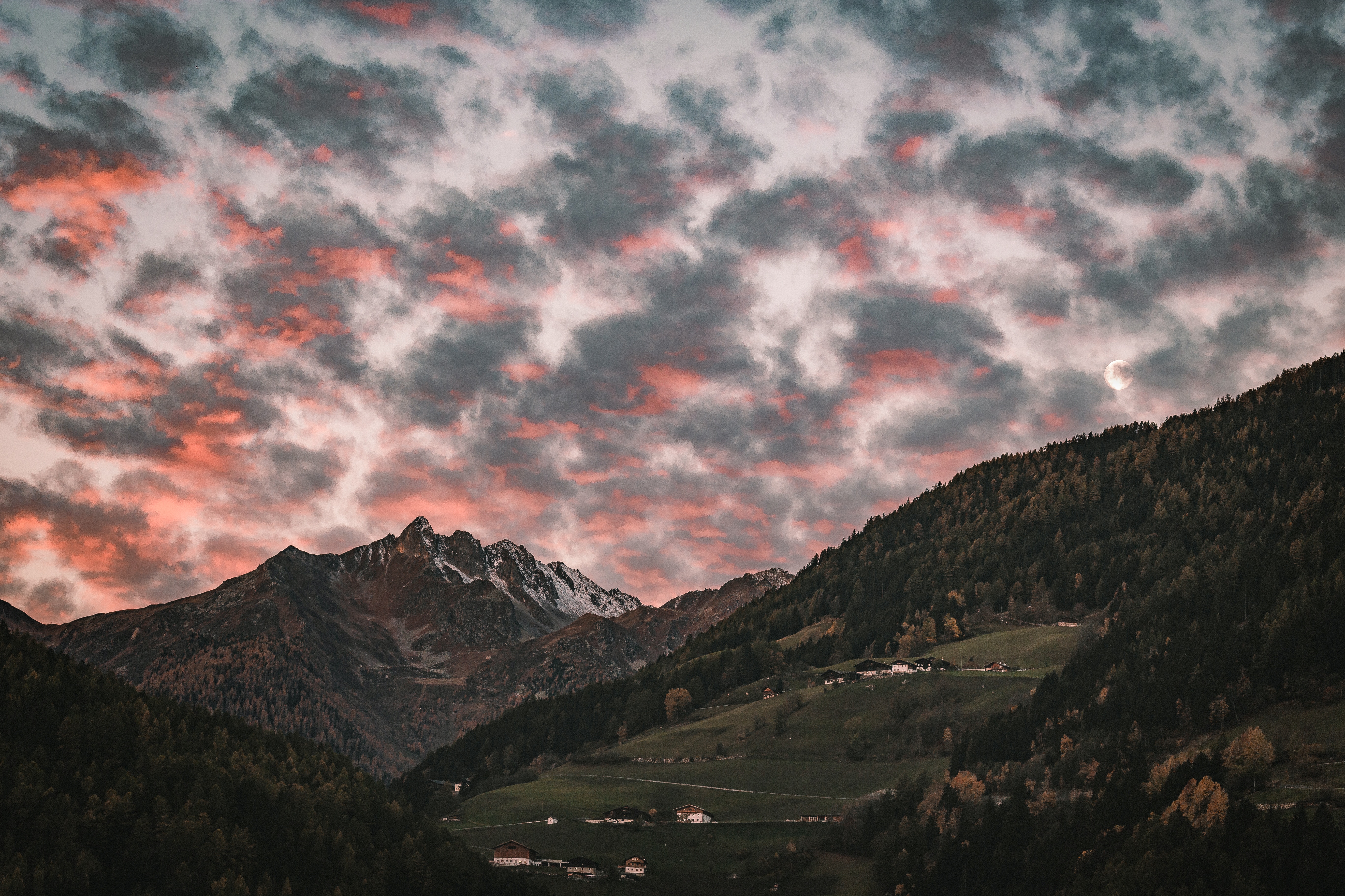 Handy-Wallpaper Clouds, Berg, Wald, Dorf, Bäume, Sunset, Natur kostenlos herunterladen.