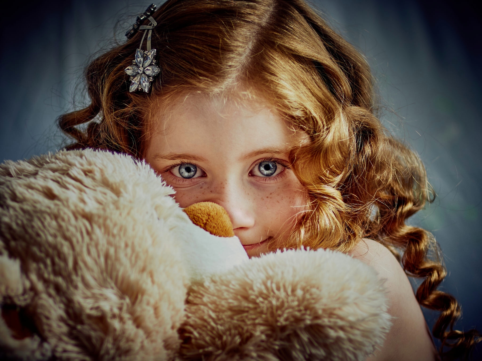 Handy-Wallpaper Teddybär, Kind, Fotografie, Sommersprossen, Rote Haare kostenlos herunterladen.