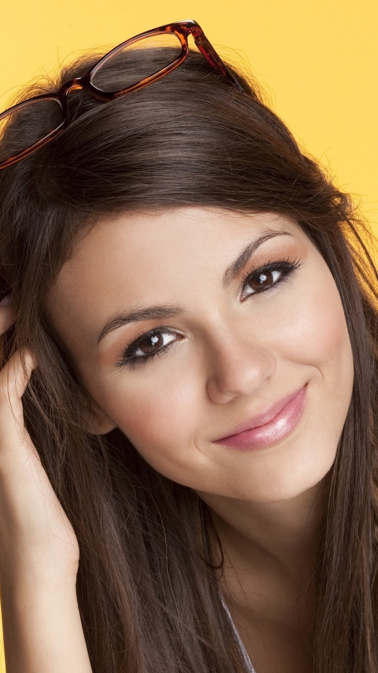 Download mobile wallpaper Celebrity, Victoria Justice for free.