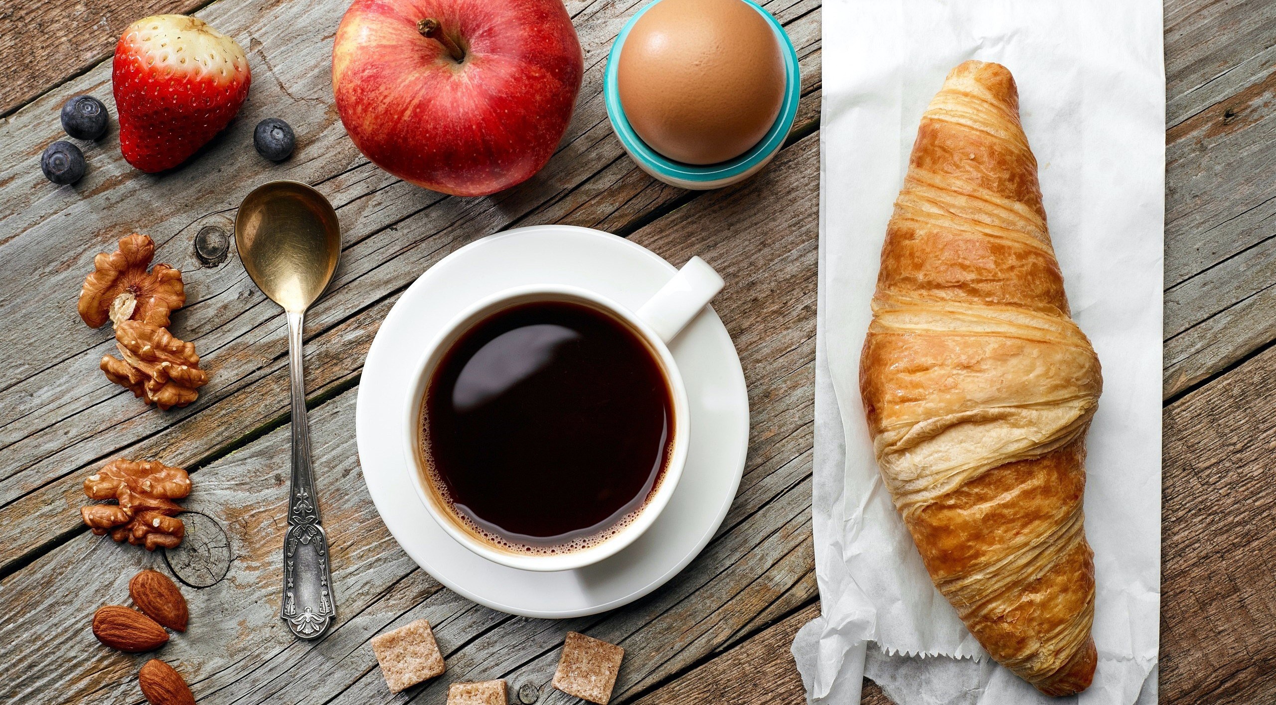 Handy-Wallpaper Tasse, Croissant, Nahrungsmittel, Stillleben, Kaffee kostenlos herunterladen.